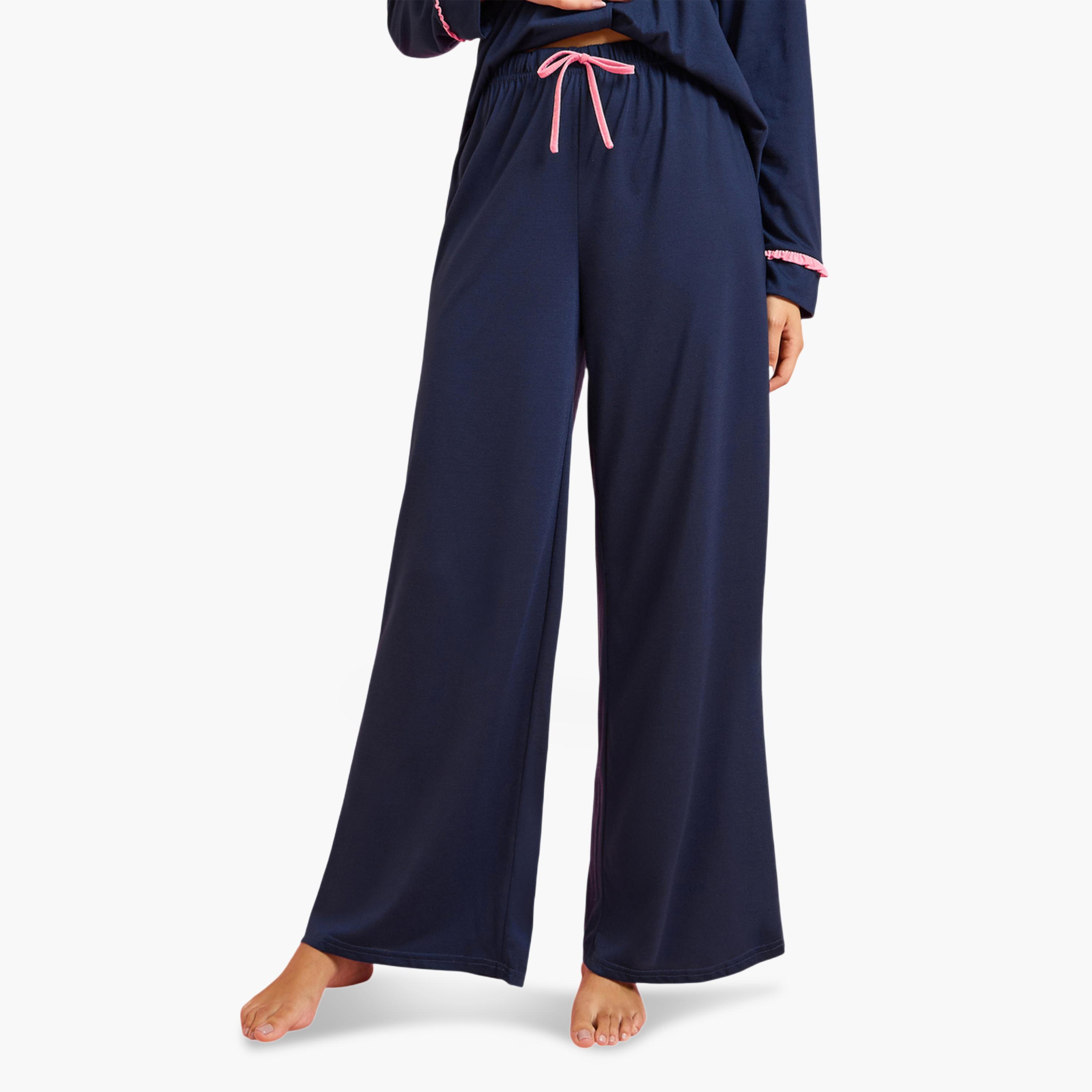 طقم بيجاما من بلوزة بحواف محددة وتفاصيل جيب بكشكشة وبنطال-women-clothing-nightwear-pyjamas-longsets-image-4
