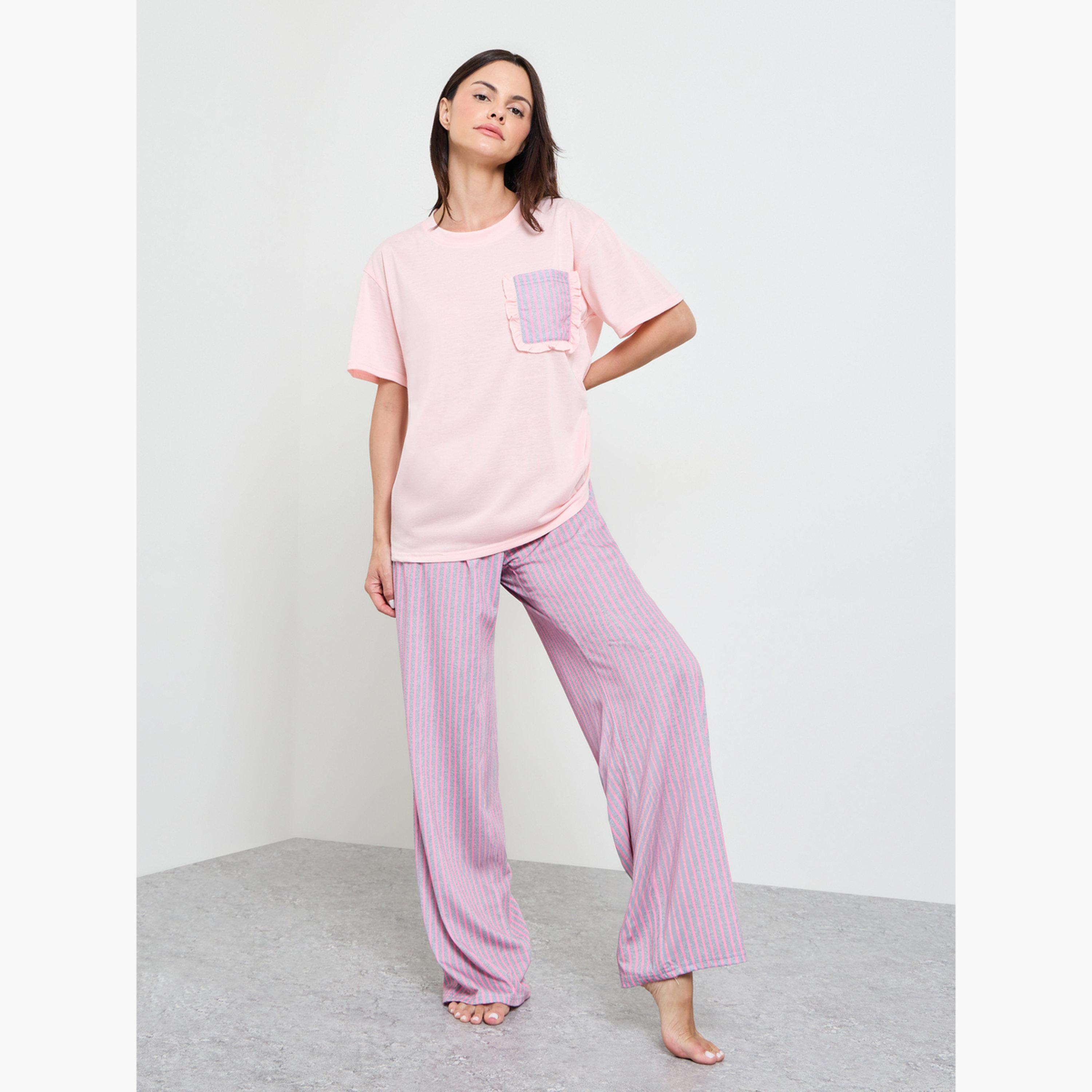 طقم بيجاما من بنطال وتيشيرت مخطط بتفاصيل جيب-women-clothing-nightwear-pyjamas-longsets-image-1