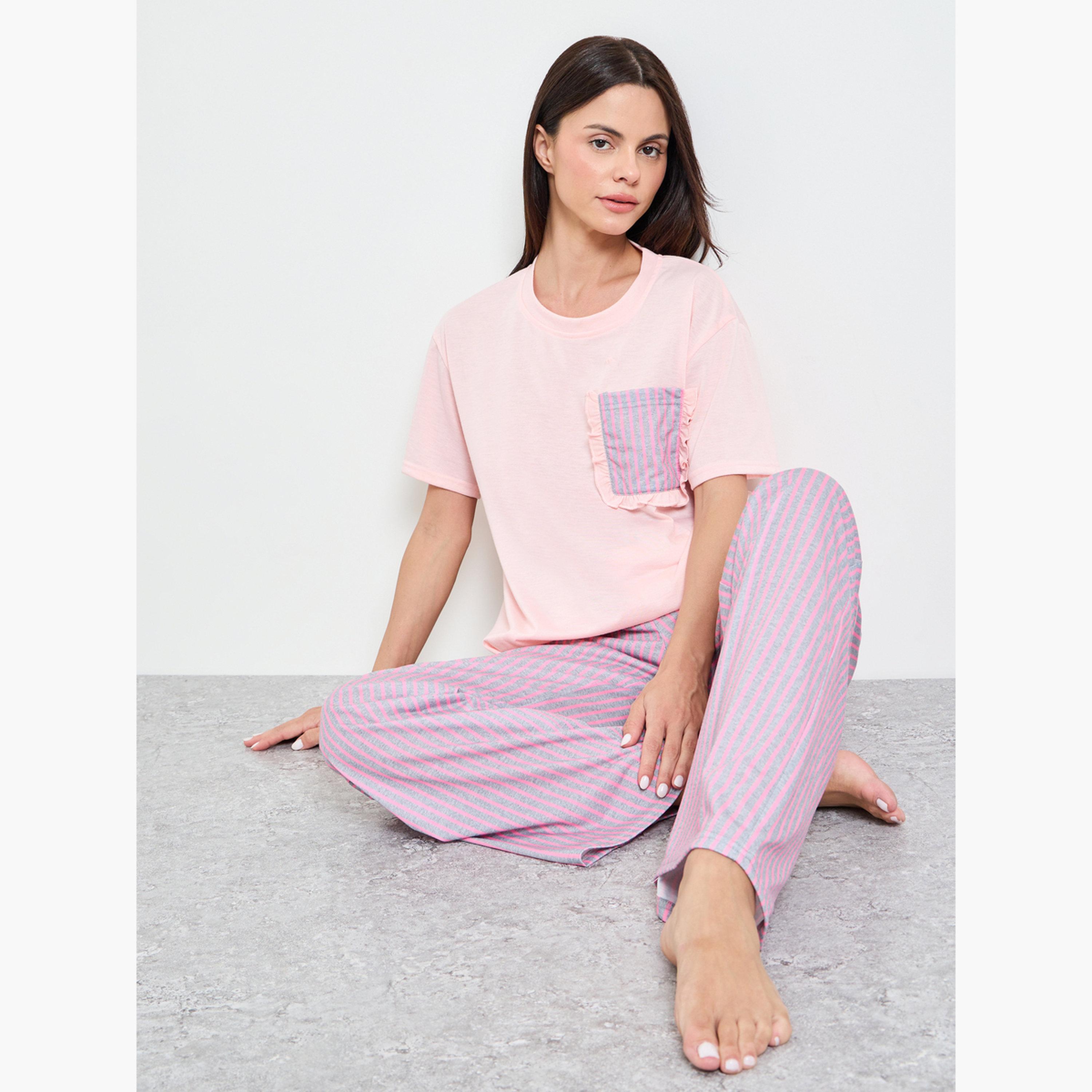 طقم بيجاما من بنطال وتيشيرت مخطط بتفاصيل جيب-women-clothing-nightwear-pyjamas-longsets-image-2