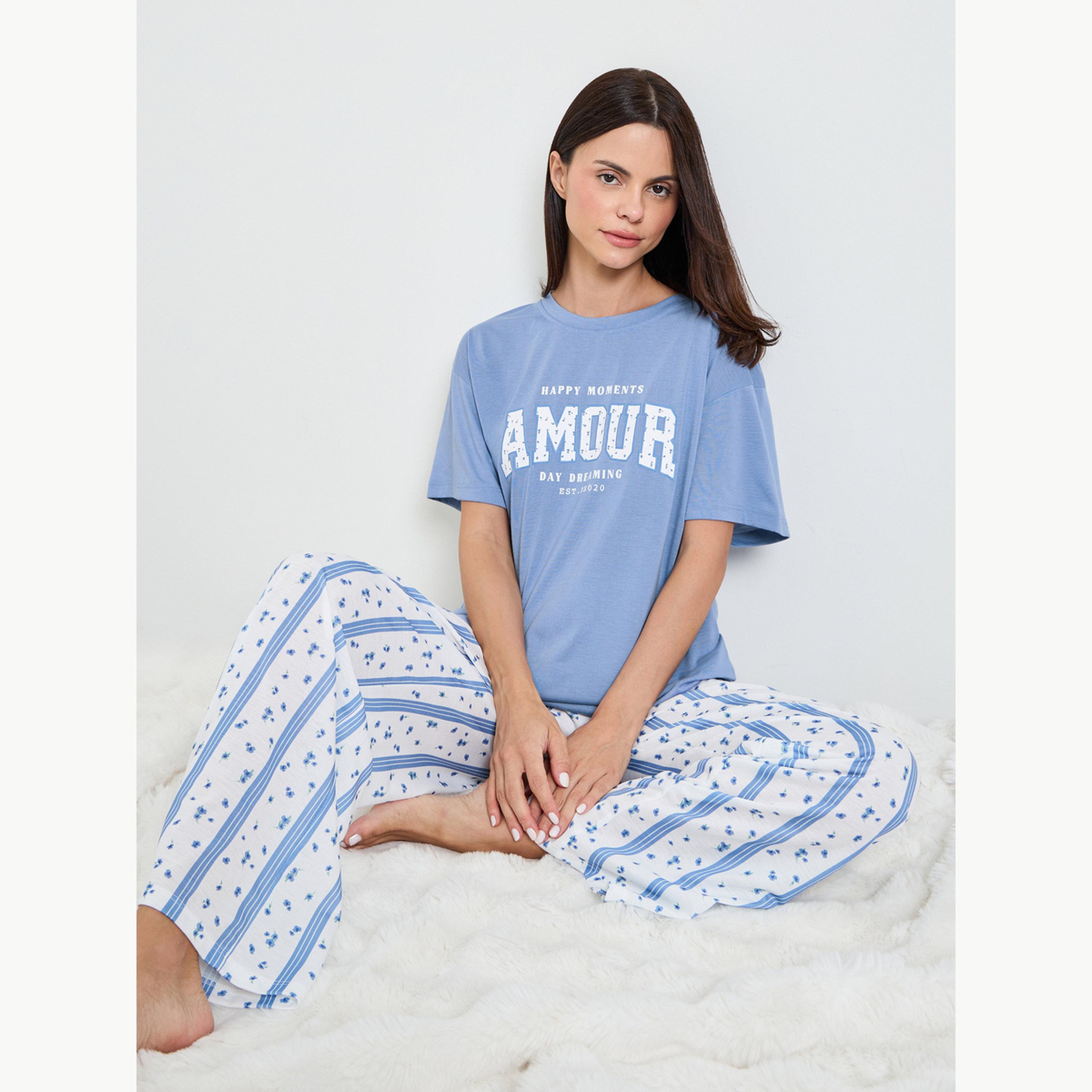طقم بيجاما من بنطال وتيشيرت بأكتاف منسدلة وطبعة جرافيك-women-clothing-nightwear-pyjamas-longsets-image-2