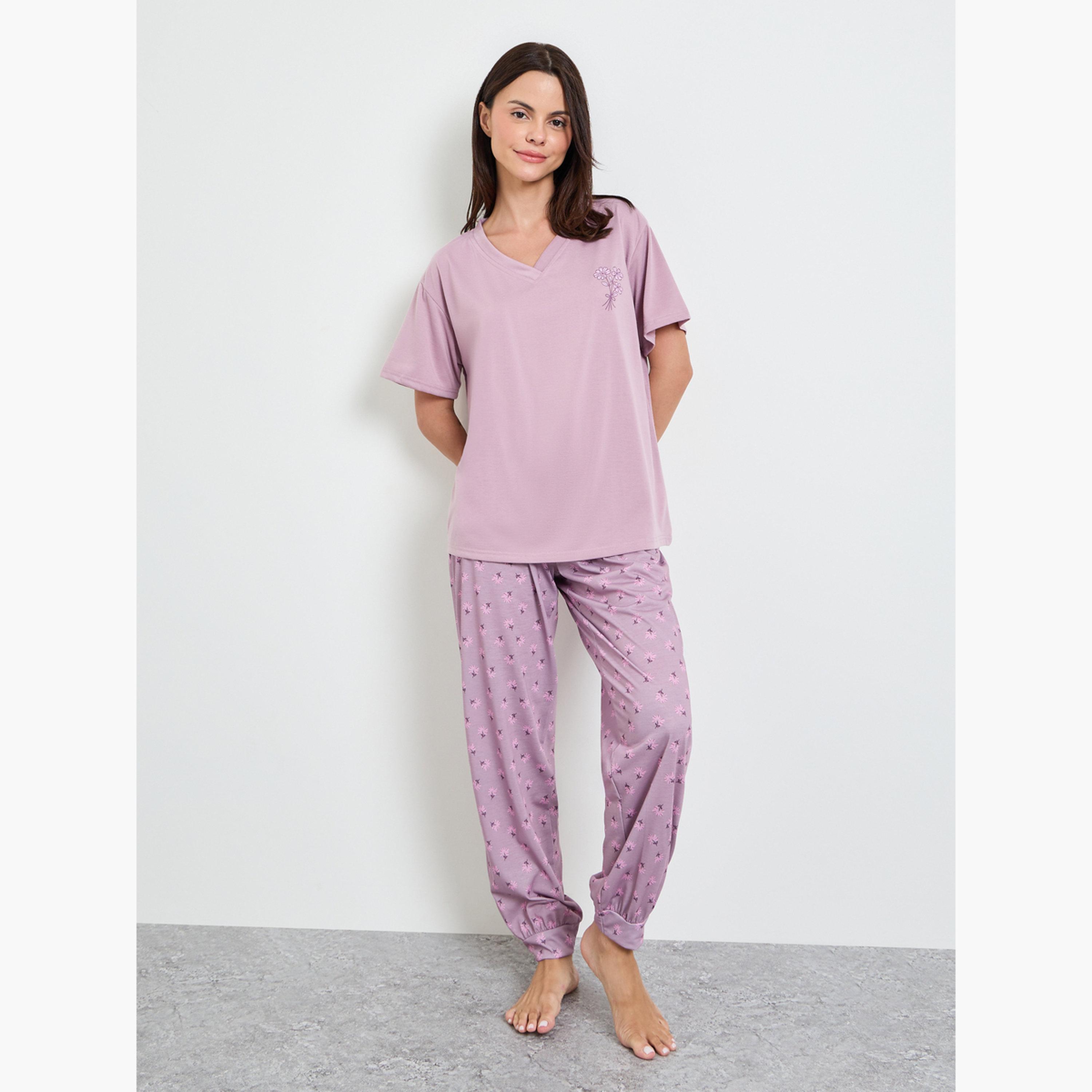 طقم بيجاما من بنطال بحواف مطاطية وتيشيرت بأكتاف منسدلة-women-clothing-nightwear-pyjamas-longsets-image-1