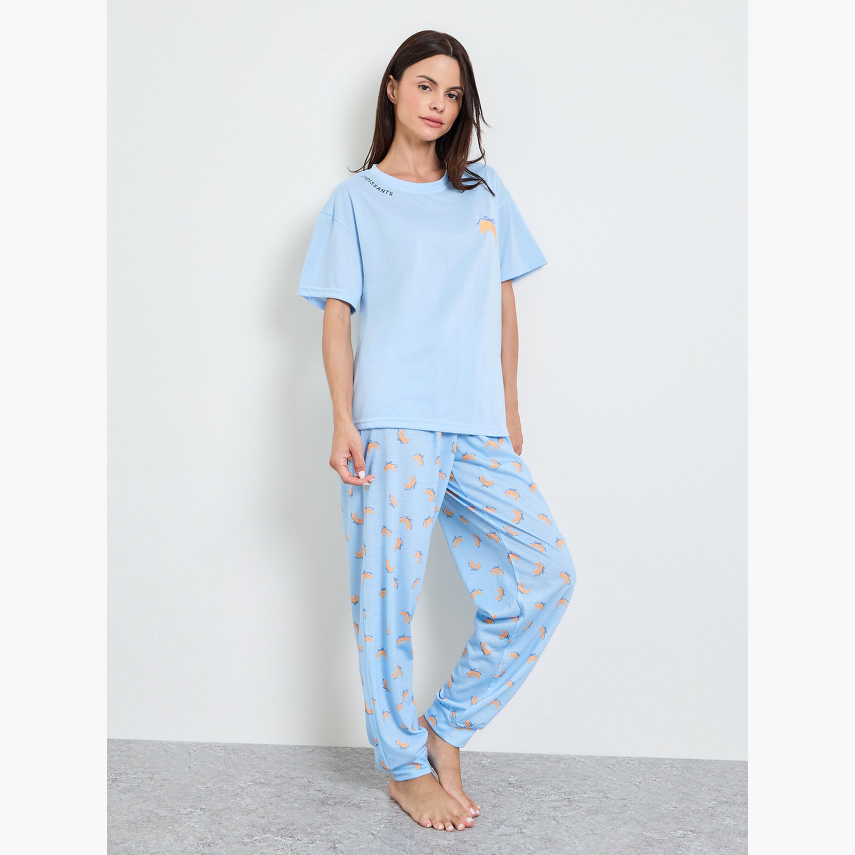 طقم بيجاما من بنطال بحواف مطاطية وتيشيرت بطبعة جرافيك فيونكة كرواسون-women-clothing-nightwear-pyjamas-longsets-image-1