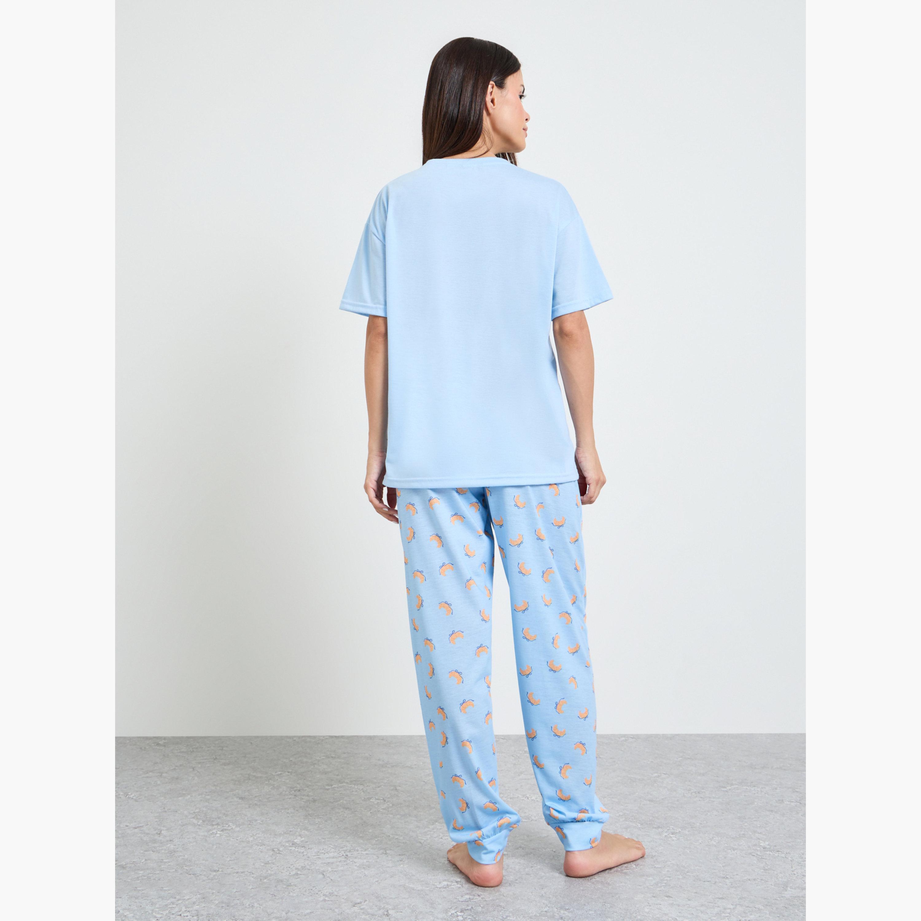 طقم بيجاما من بنطال بحواف مطاطية وتيشيرت بطبعة جرافيك فيونكة كرواسون-women-clothing-nightwear-pyjamas-longsets-image-3