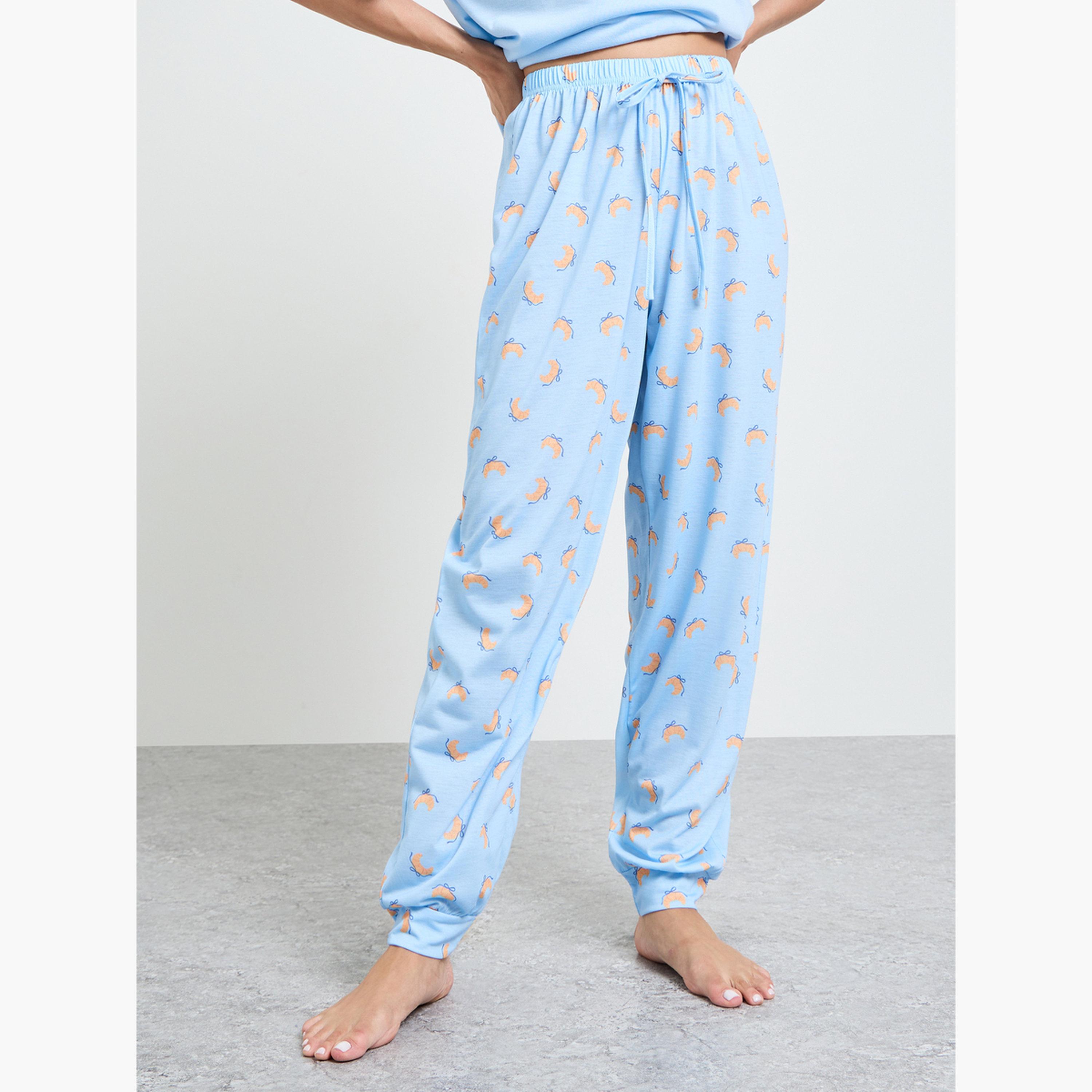 طقم بيجاما من بنطال بحواف مطاطية وتيشيرت بطبعة جرافيك فيونكة كرواسون-women-clothing-nightwear-pyjamas-longsets-image-4