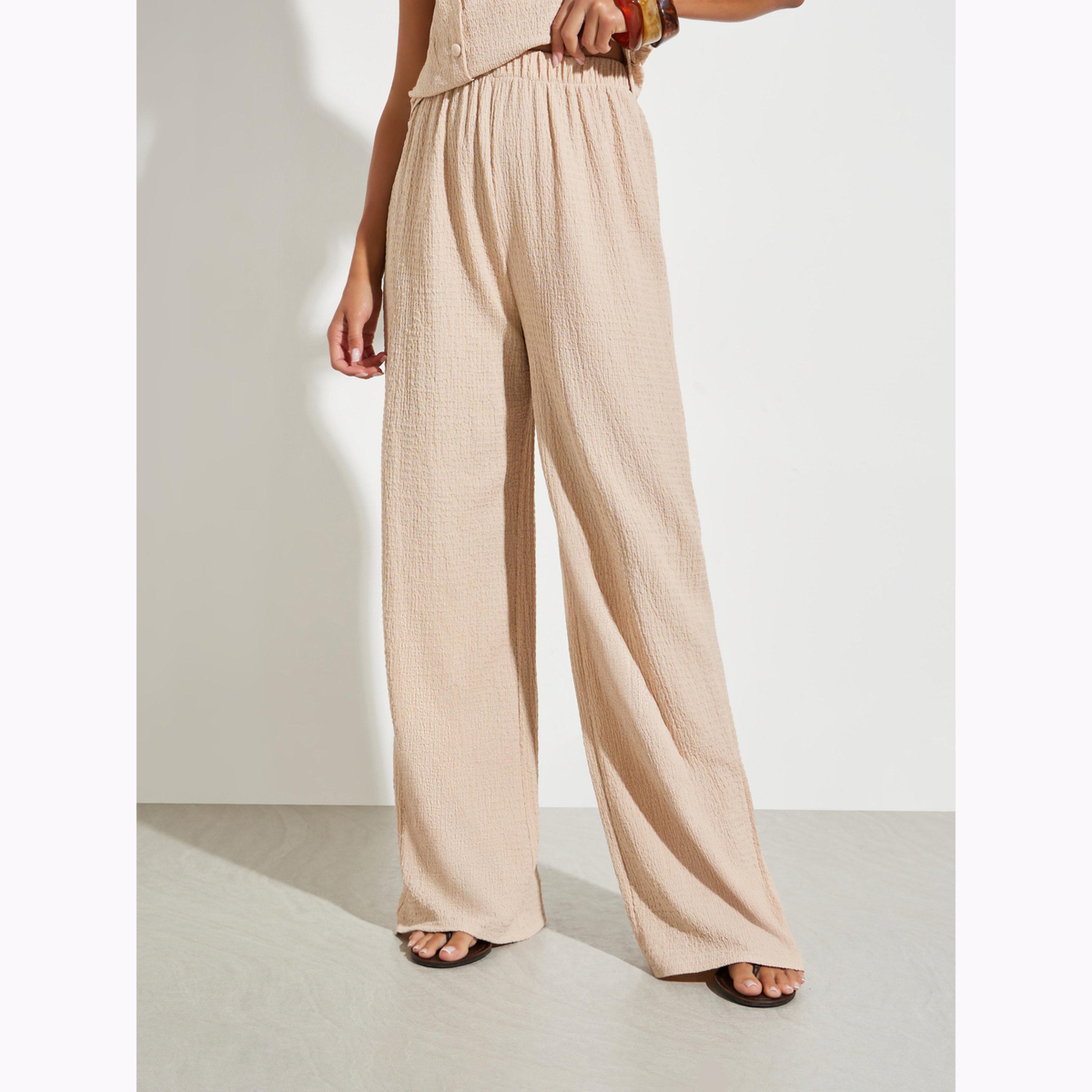 طقم منسق من بنطال بأرجل واسعة وبلوزة بتفاصيل بارزة الملمس بلون بيج-women-clothing-coordsets-image-4