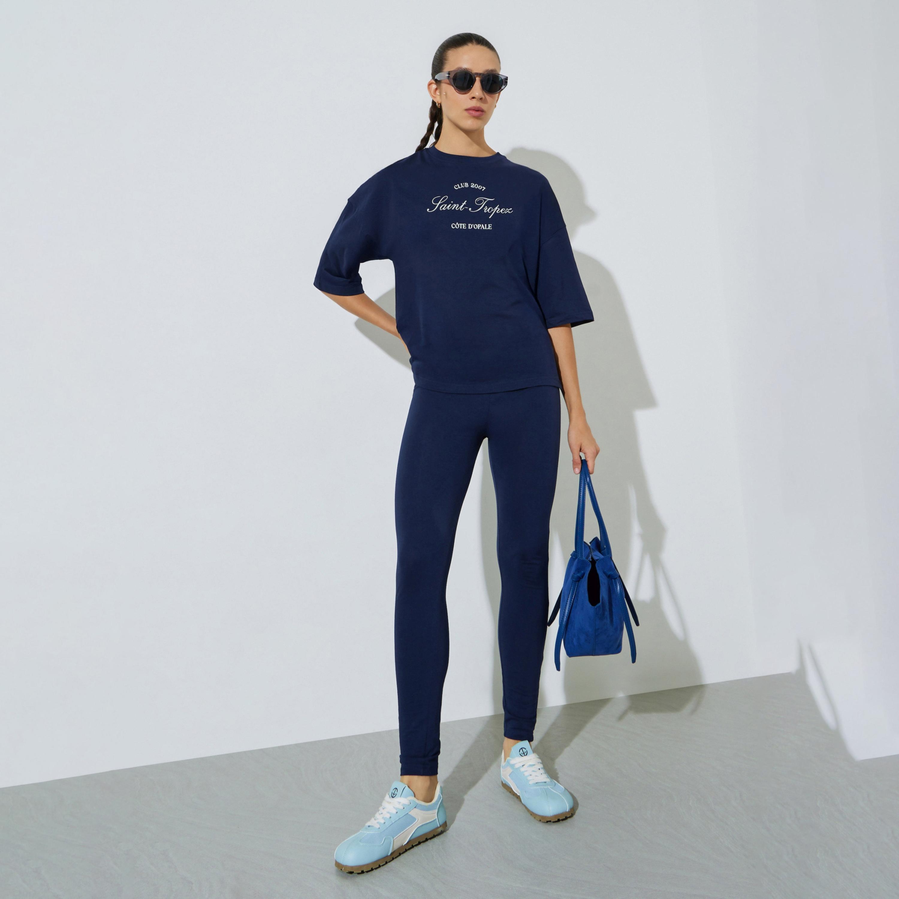 طقم منسق من ليقنز وتيشيرت واسع بطبعة شعار-women-clothing-coordsets-image-1
