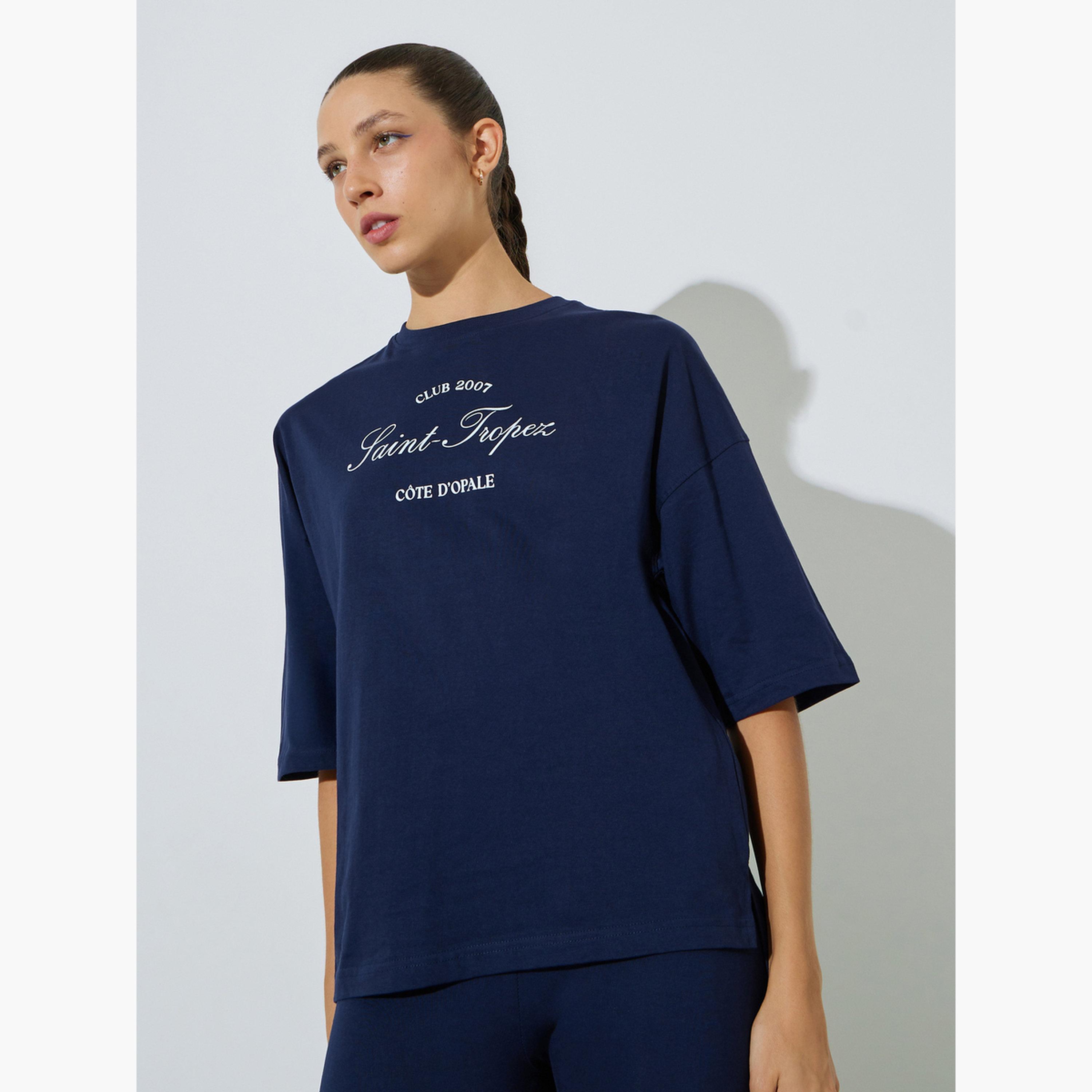 طقم منسق من ليقنز وتيشيرت واسع بطبعة شعار-women-clothing-coordsets-image-2