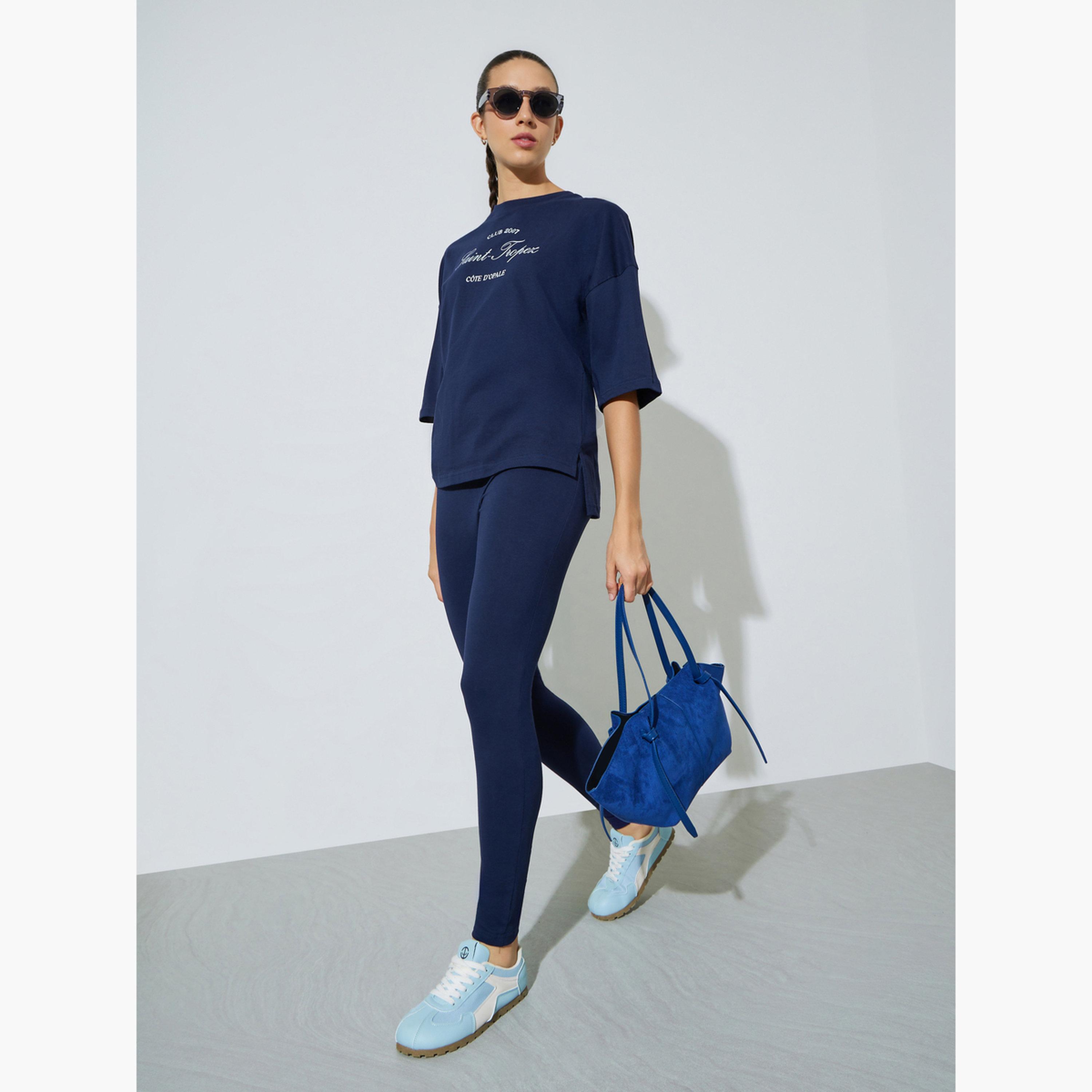 طقم منسق من ليقنز وتيشيرت واسع بطبعة شعار-women-clothing-coordsets-image-3