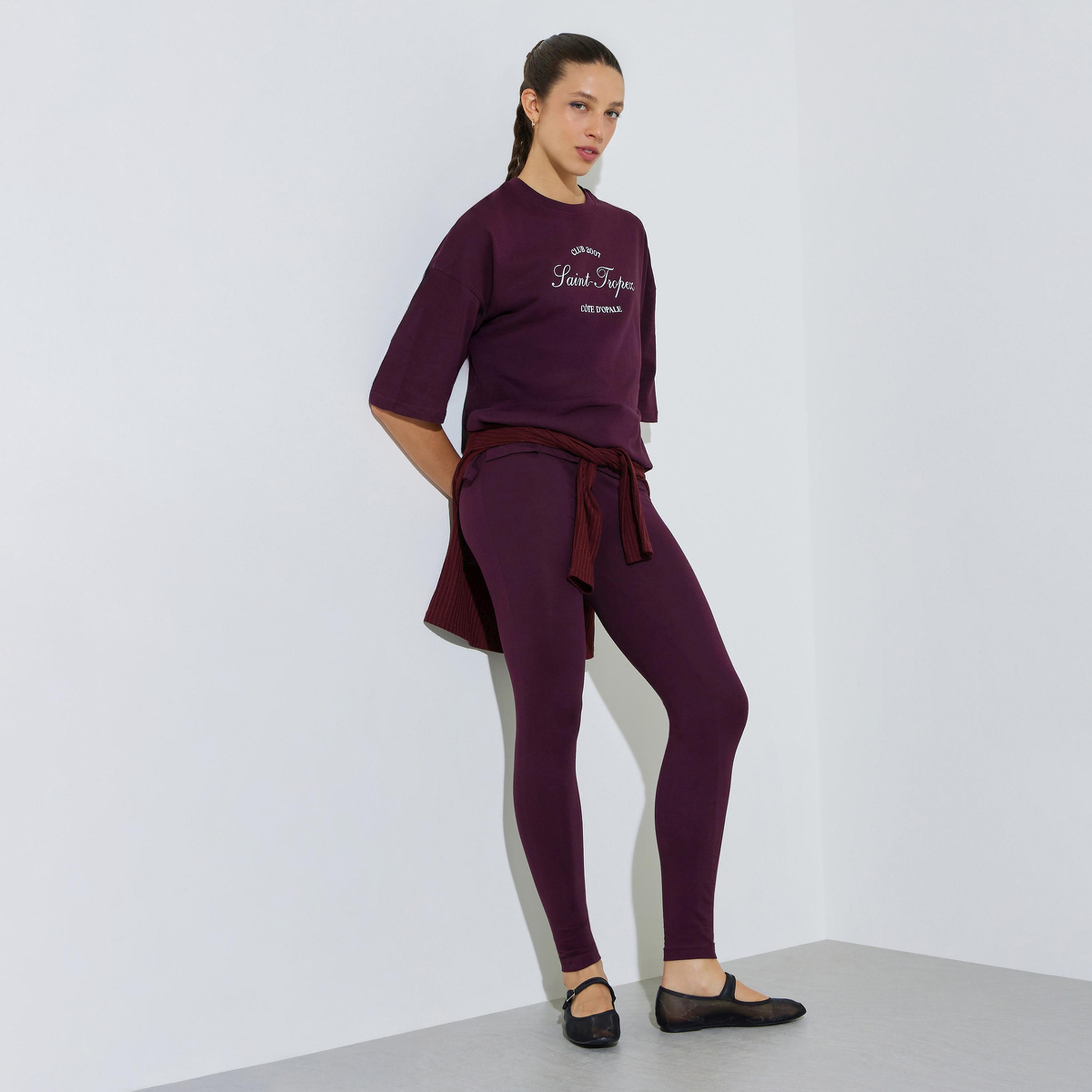 طقم منسق من ليقنز وتيشيرت واسع بطبعة شعار-women-clothing-coordsets-image-1