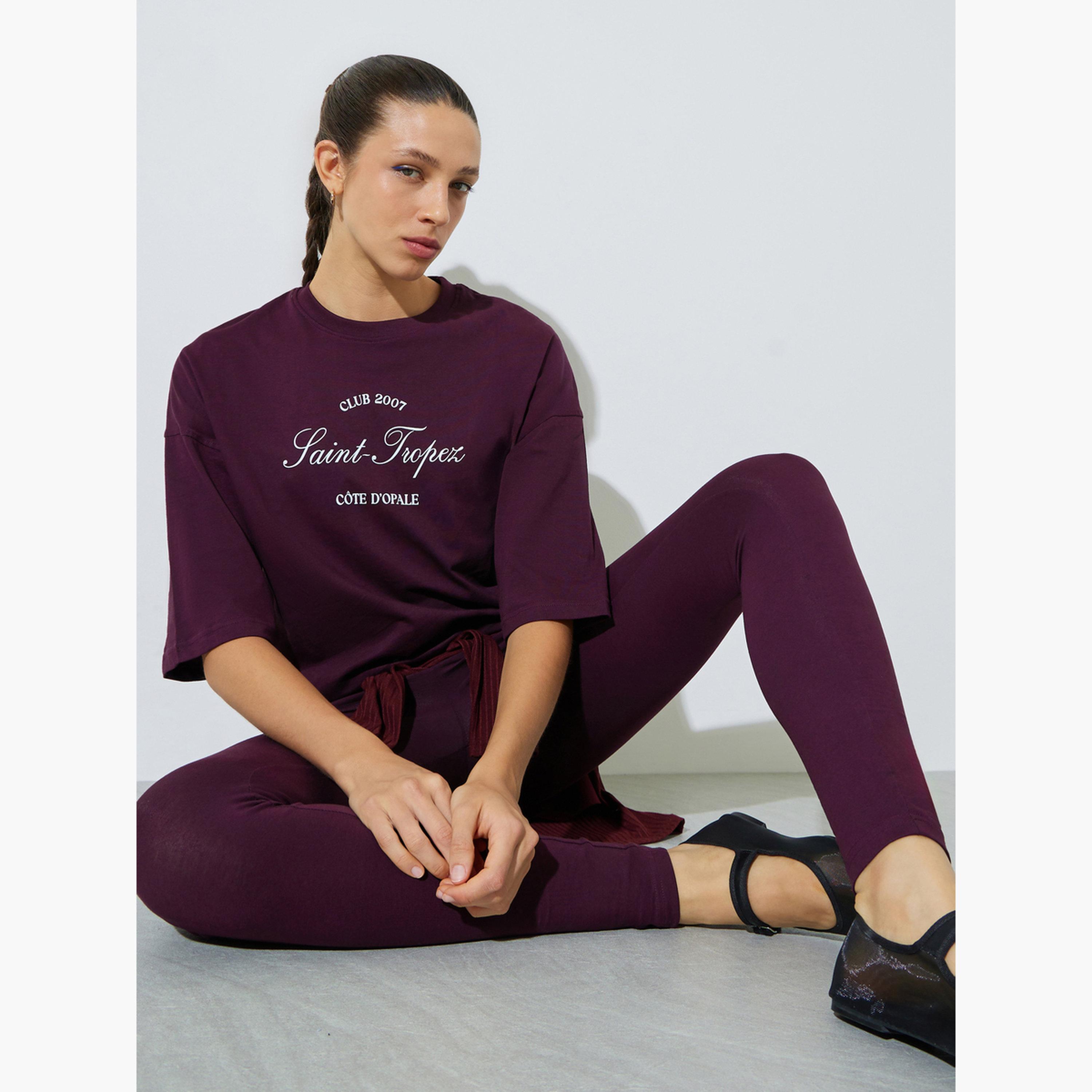 طقم منسق من ليقنز وتيشيرت واسع بطبعة شعار-women-clothing-coordsets-image-2