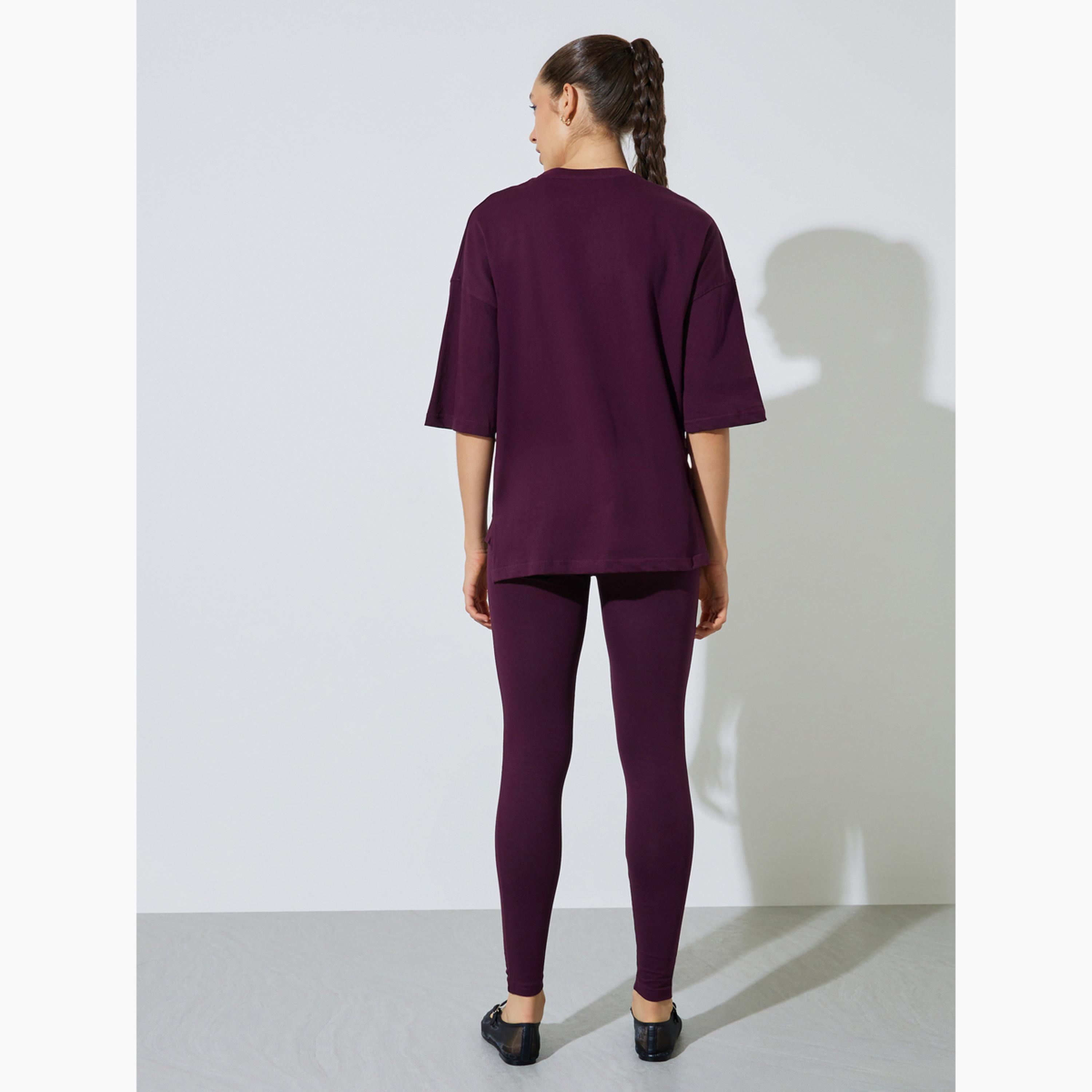 طقم منسق من ليقنز وتيشيرت واسع بطبعة شعار-women-clothing-coordsets-image-4