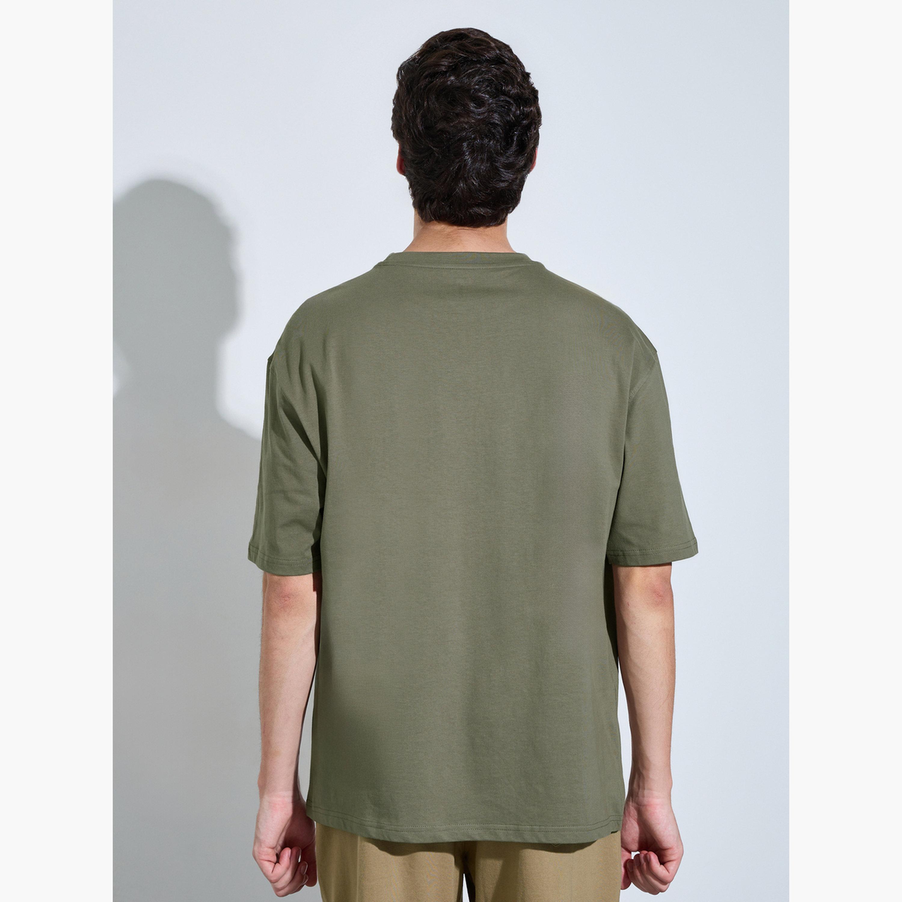 تيشيرت بياقة دائرية وطبعات جرافيك-men-clothing-tshirtsandpolos-tshirts-image-4