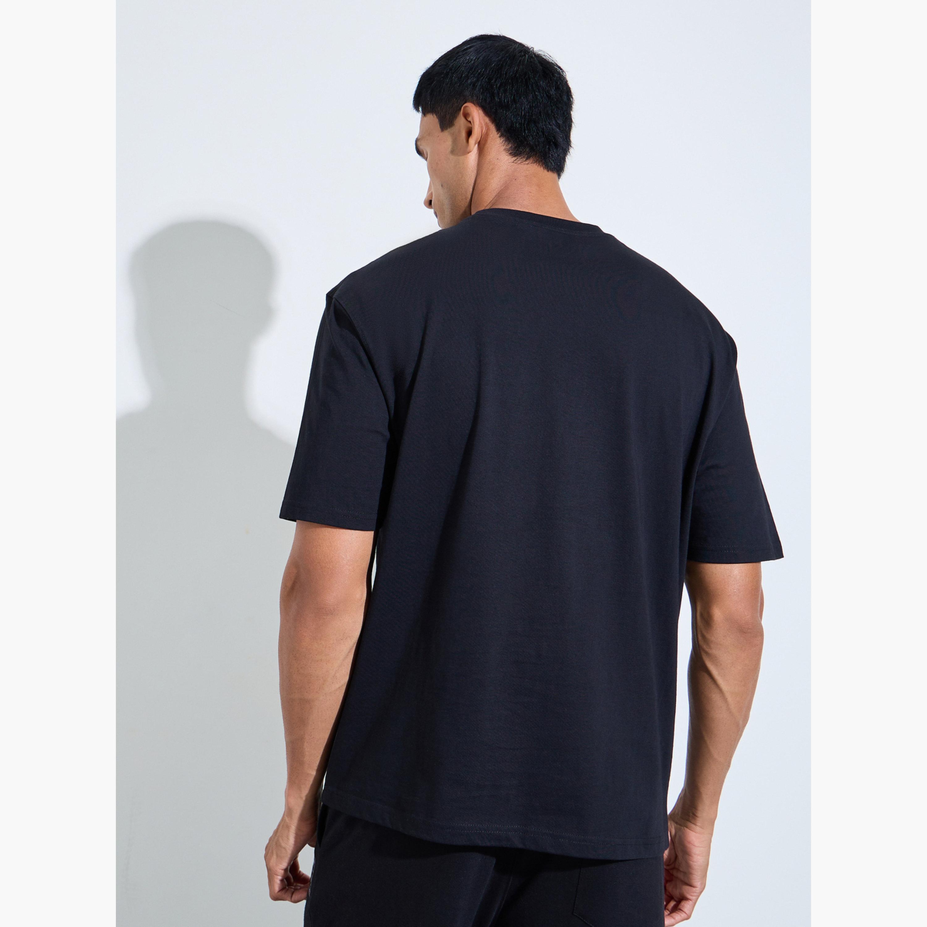 ستايلي - تيشيرت رجالي أسود فضفاض مطبوع عليه صورة عالية الدقة من الأمام-men-clothing-tshirtsandpolos-tshirts-image-4