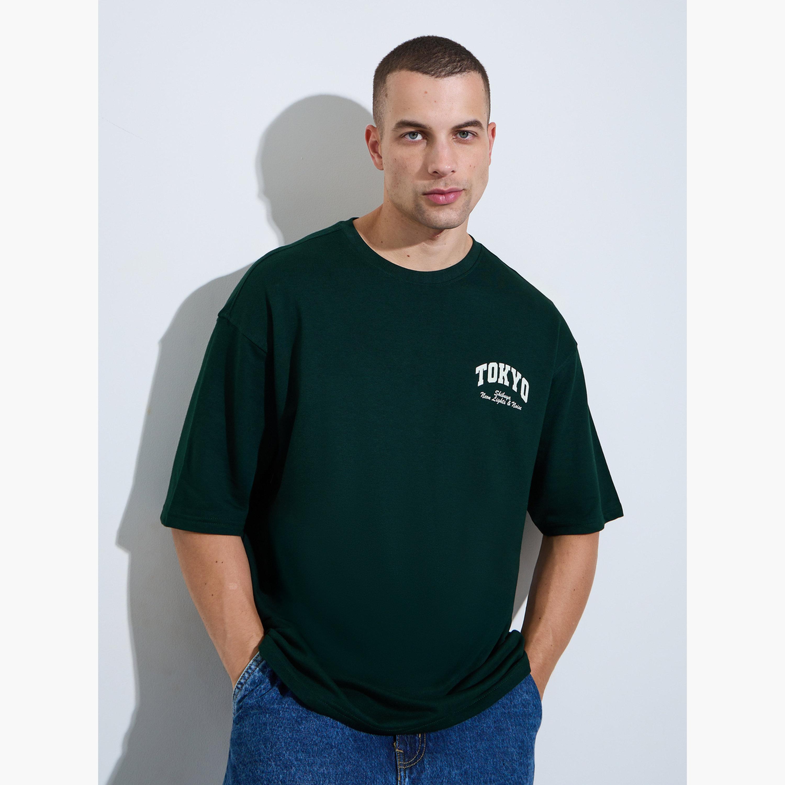 تيشيرت واسع بياقة دائرية وطبعة جرافيك للرجال-men-clothing-tshirtsandpolos-tshirts-image-1