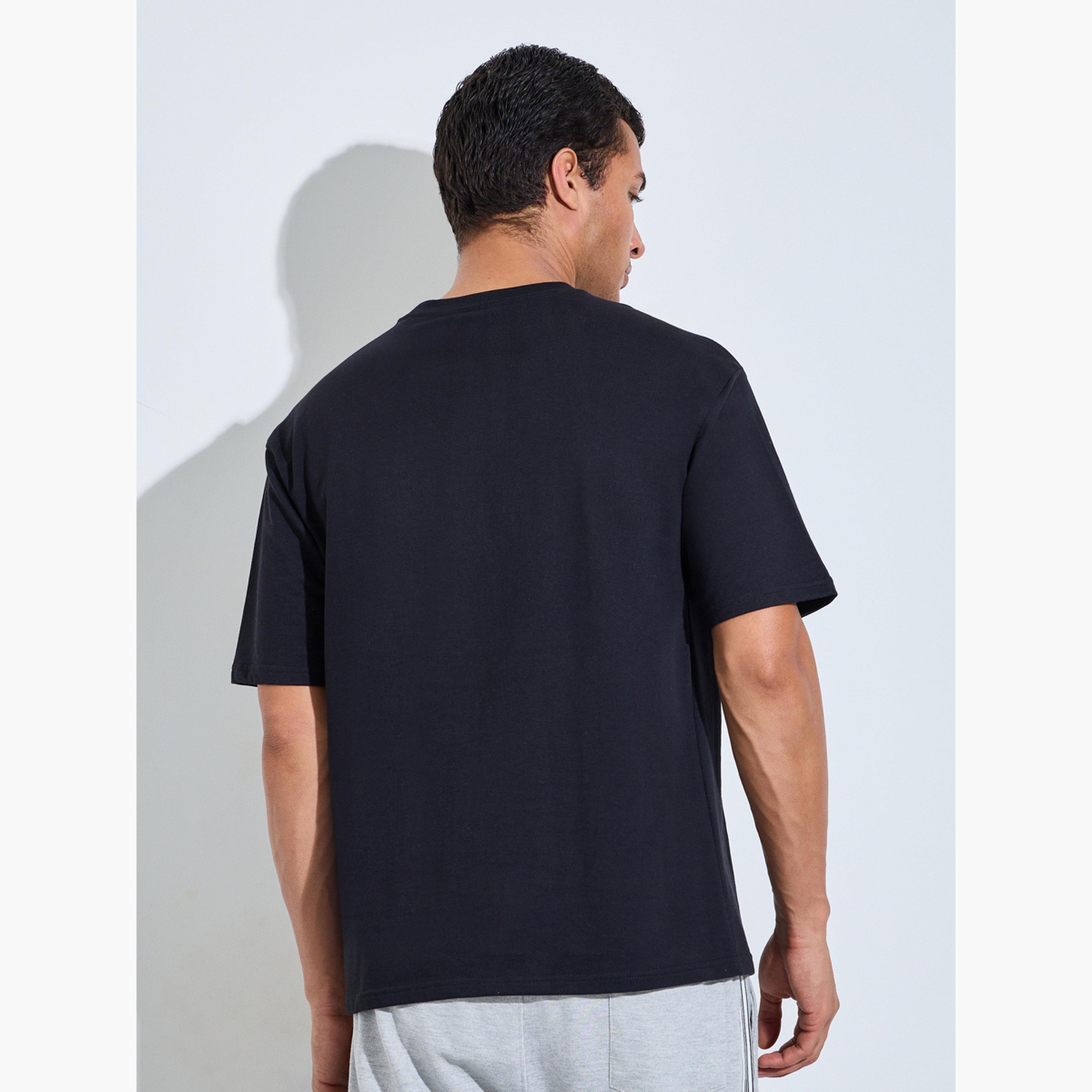 تيشيرت تيري واسع بطبعة تايبوجرافيك للرجال-men-clothing-tshirtsandpolos-tshirts-image-4