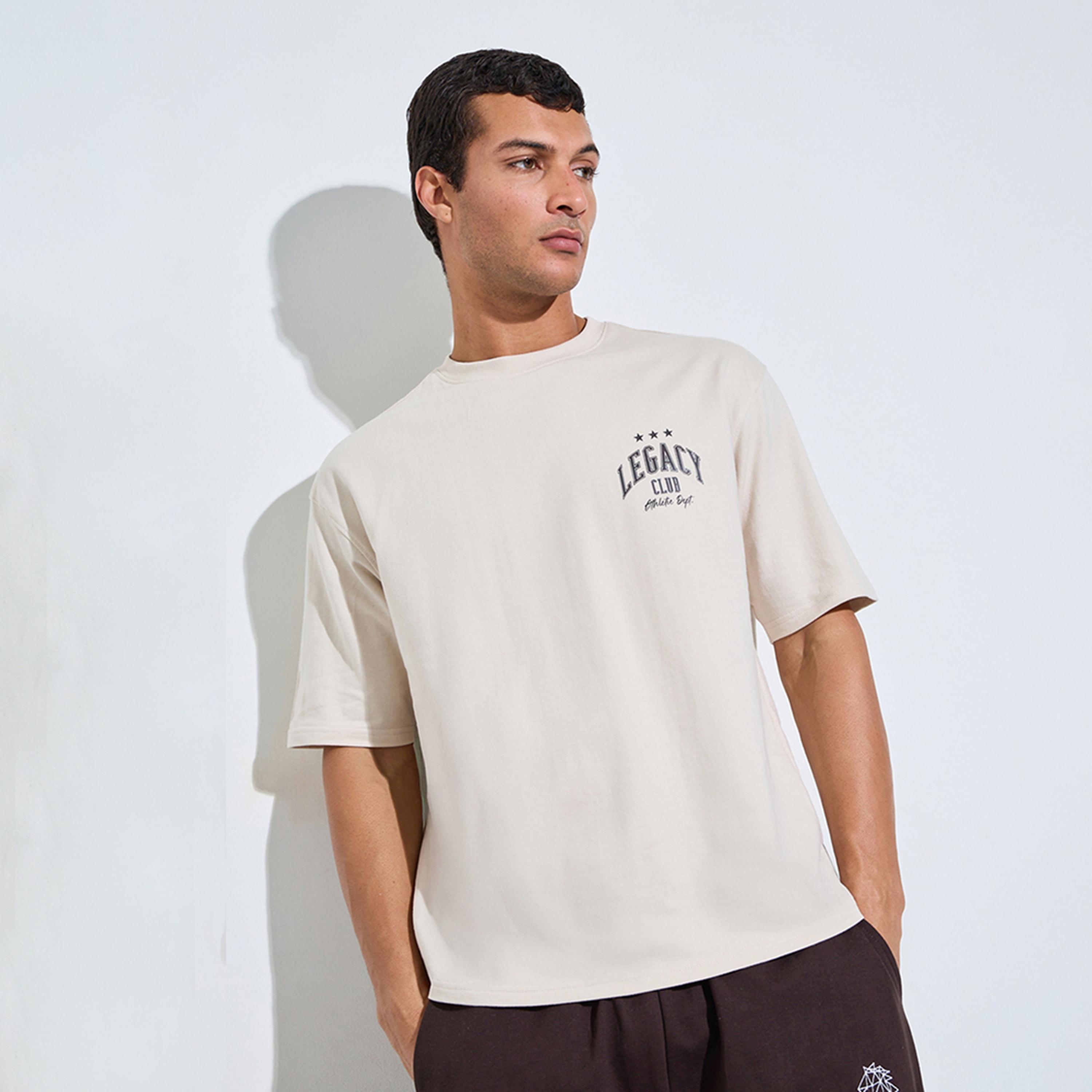 تيشيرت تيري واسع بطبعة تايبوجرافيك للرجال-men-clothing-tshirtsandpolos-tshirts-image-1