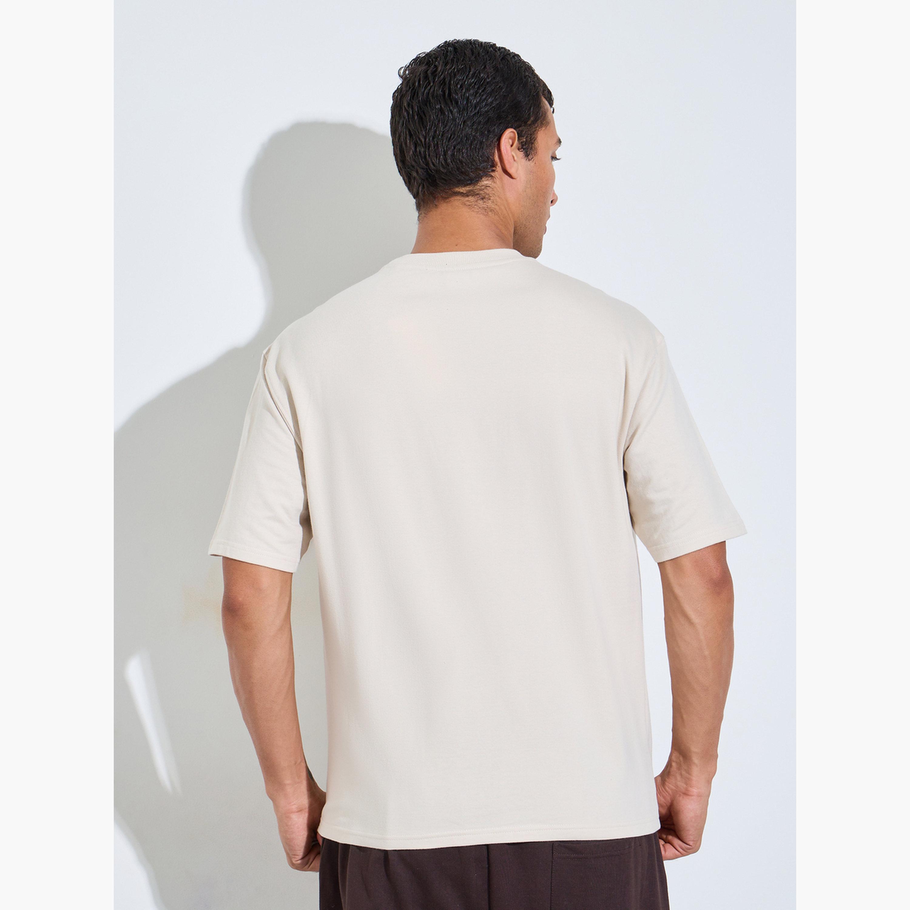 تيشيرت تيري واسع بطبعة تايبوجرافيك للرجال-men-clothing-tshirtsandpolos-tshirts-image-3