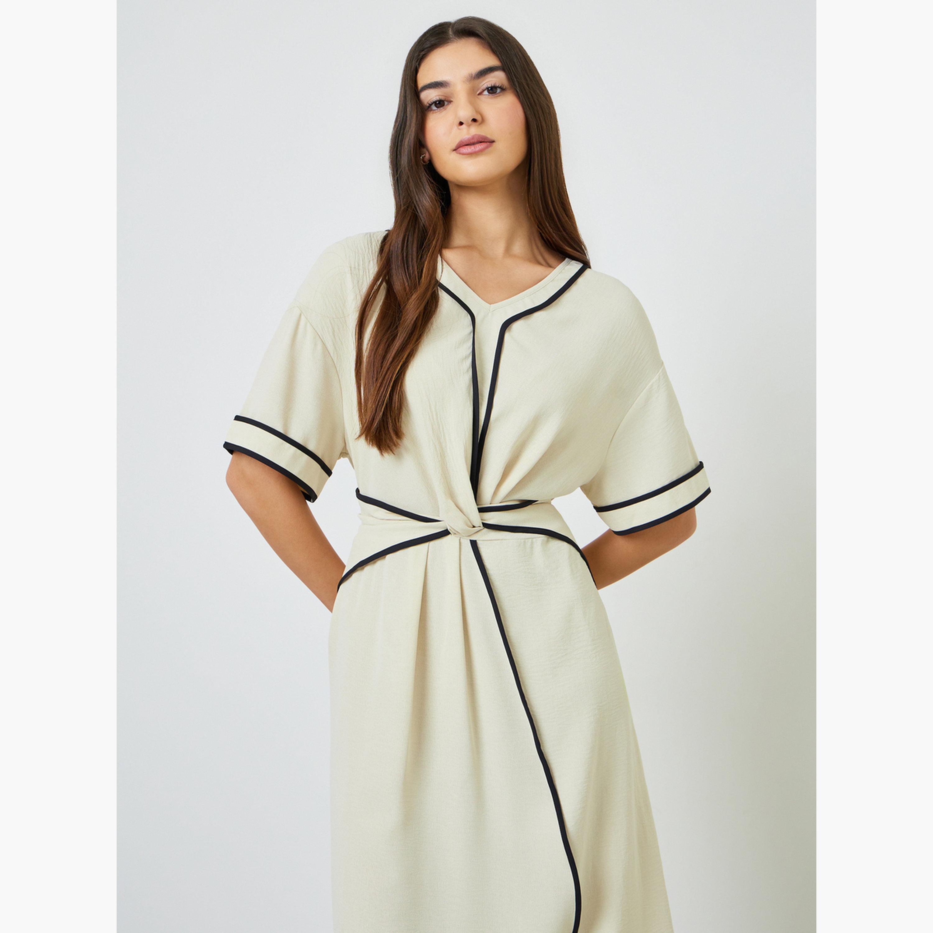 فستان طويل بحافة واسعة وخصر مزموم وتفاصيل متباينة باللون البيج-women-clothing-dresses-image-2