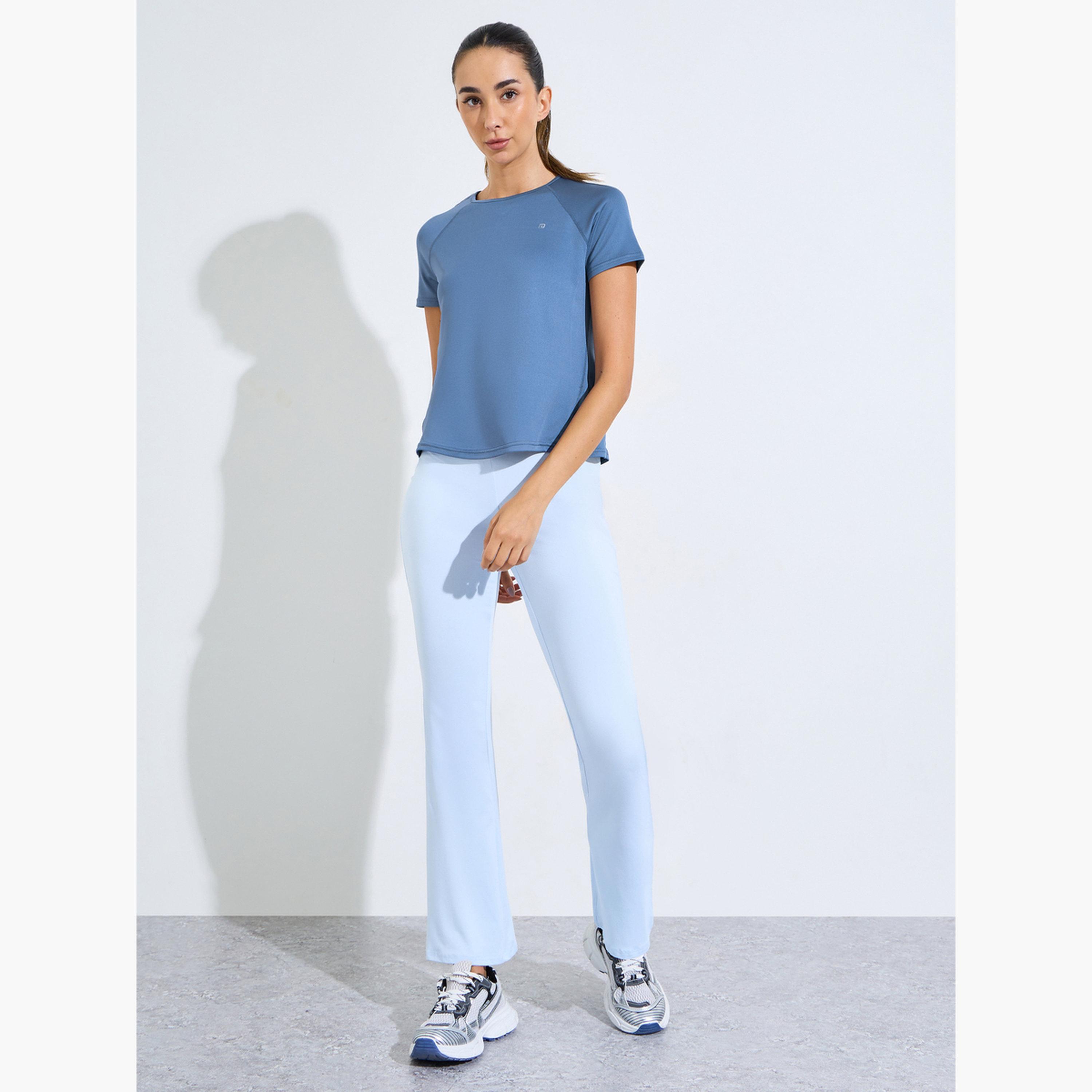 بلوزة بإدخالات قماش شبكي وشعار على الكتف الخلفي-sports-women-clothing-tshirtsandvests-image-2