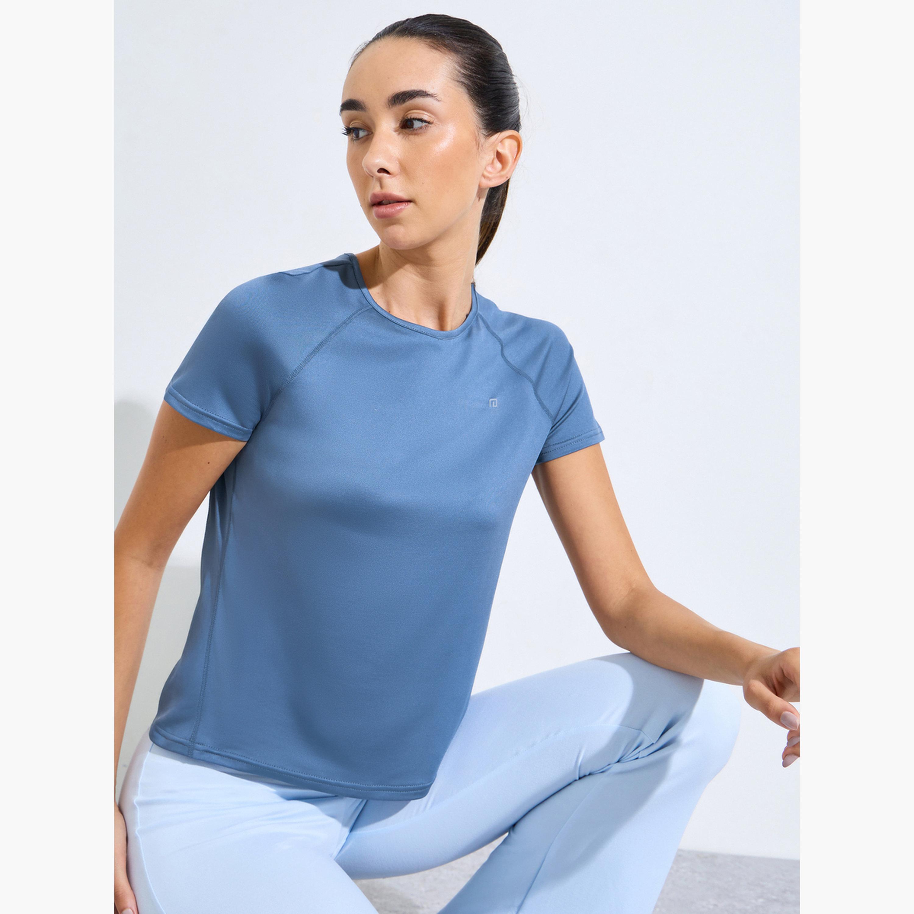 بلوزة بإدخالات قماش شبكي وشعار على الكتف الخلفي-sports-women-clothing-tshirtsandvests-image-3