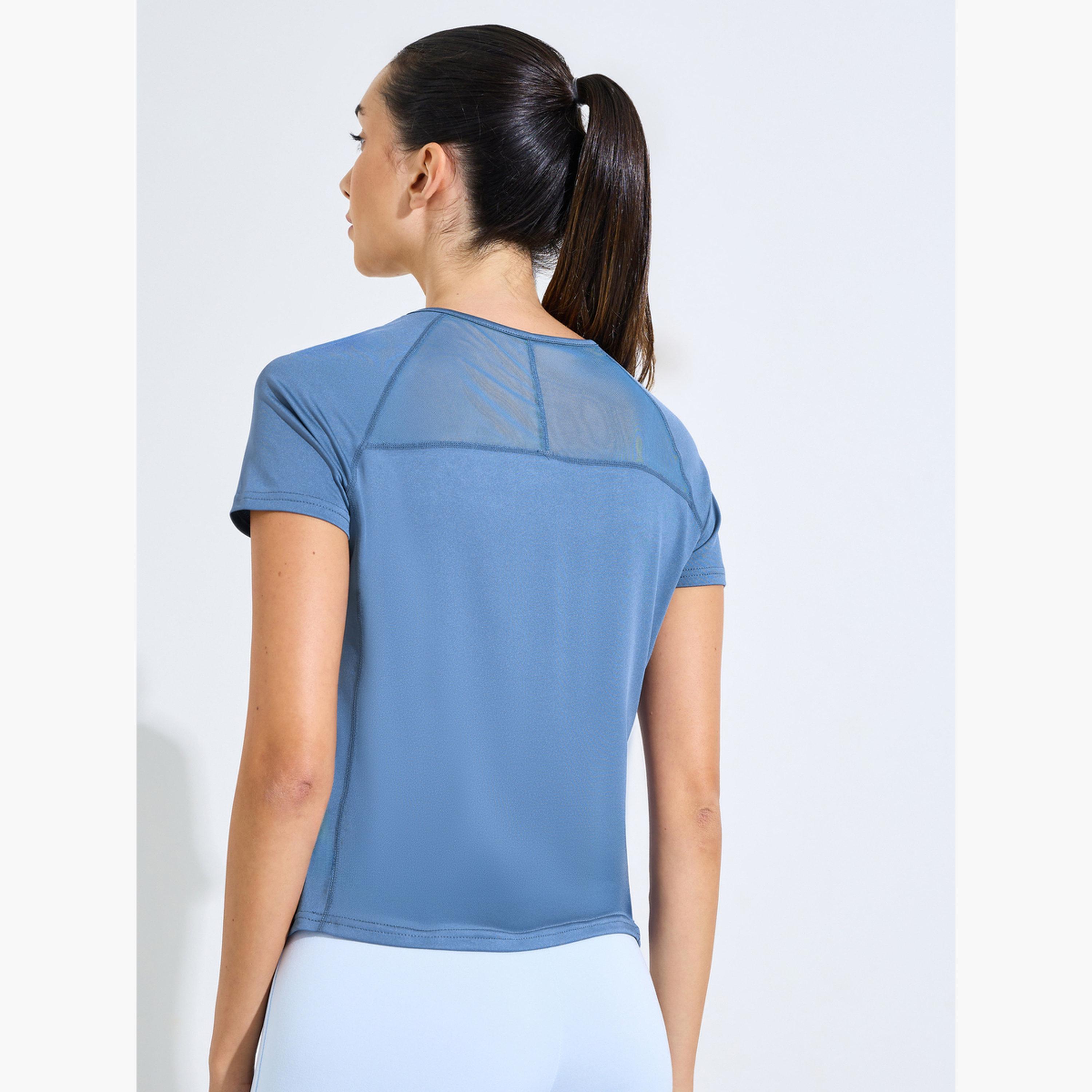بلوزة بإدخالات قماش شبكي وشعار على الكتف الخلفي-sports-women-clothing-tshirtsandvests-image-4