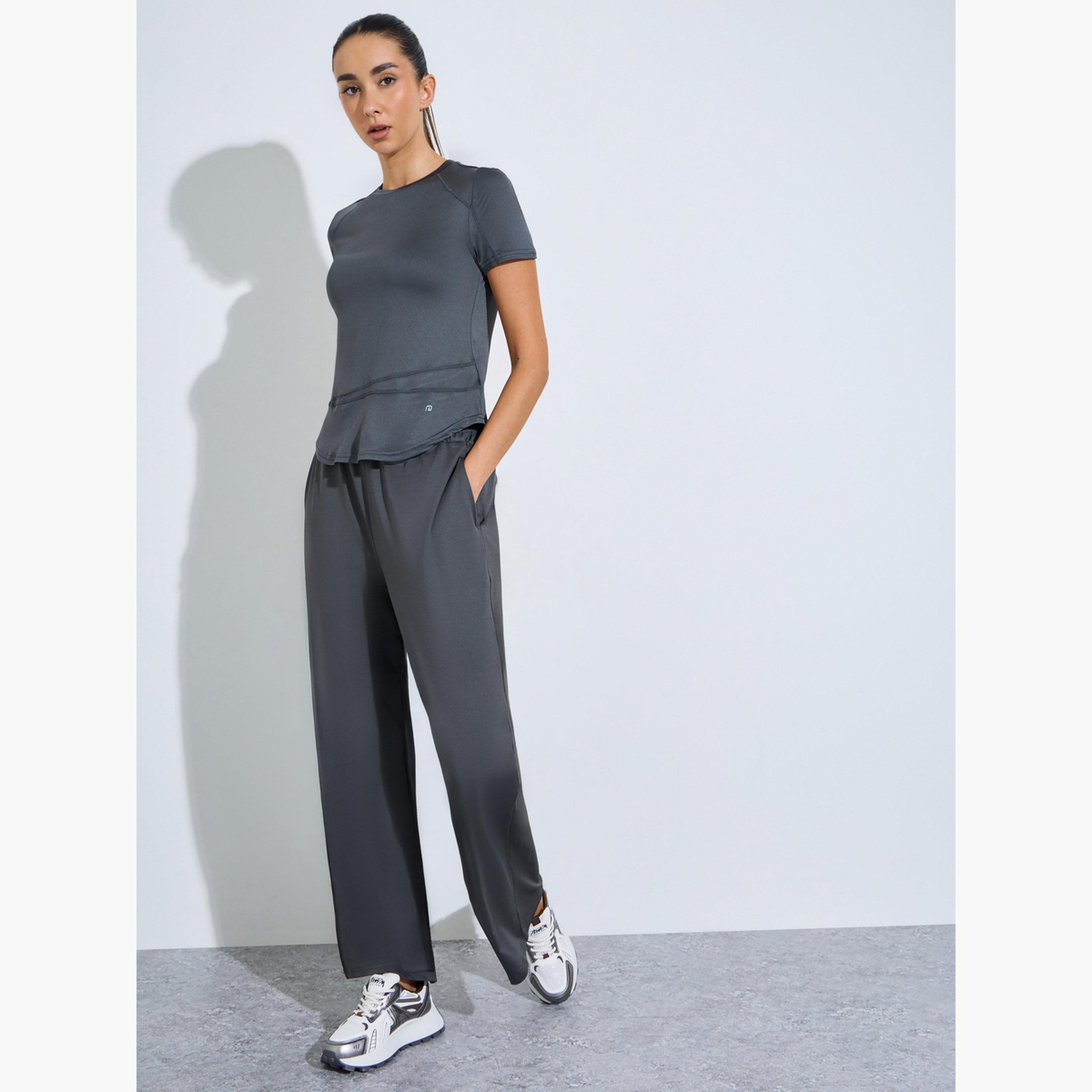 ستايلي - قميص بشعار فحمي وتفاصيل خياطة غير متماثلة-sports-women-clothing-tshirtsandvests-image-2