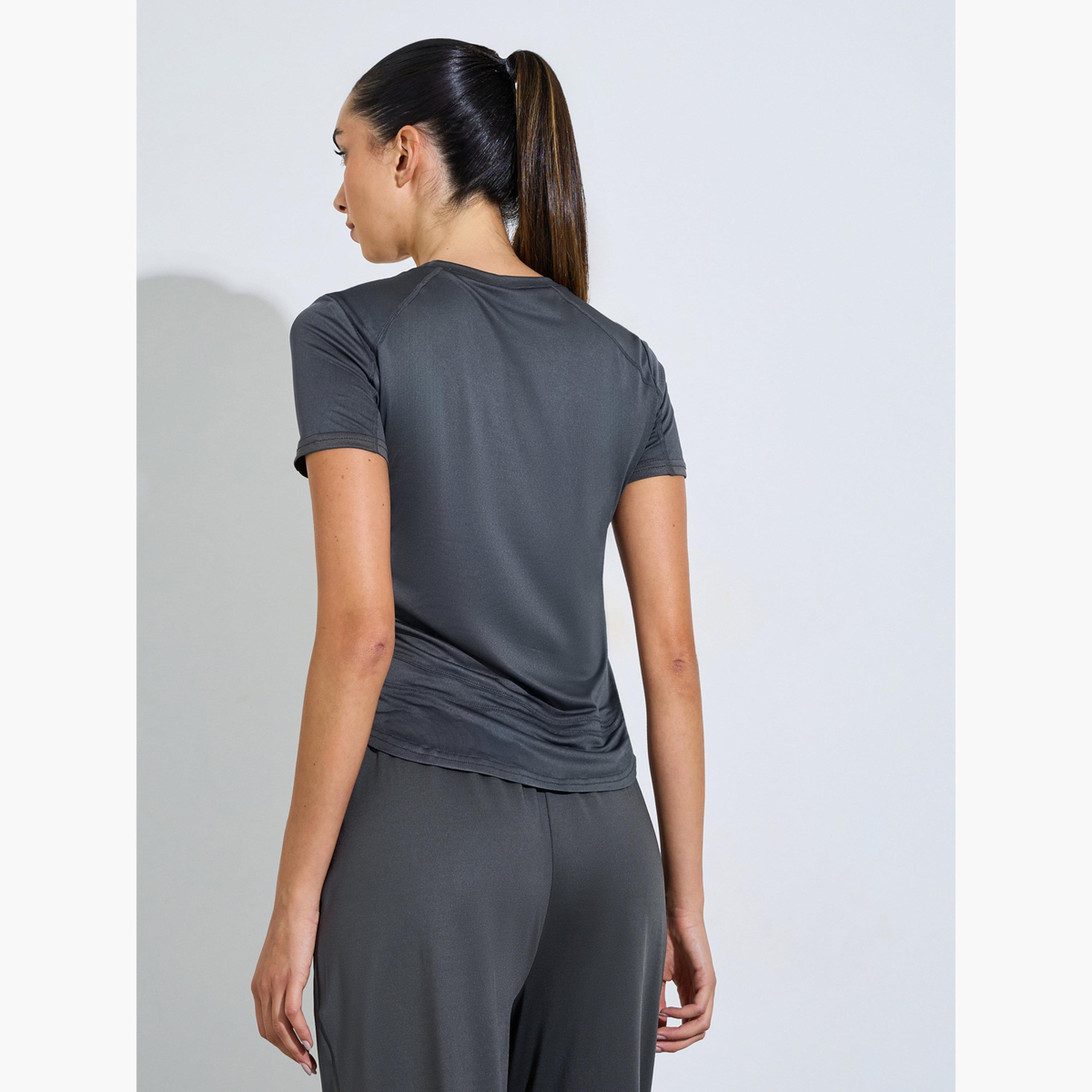 ستايلي - قميص بشعار فحمي وتفاصيل خياطة غير متماثلة-sports-women-clothing-tshirtsandvests-image-3