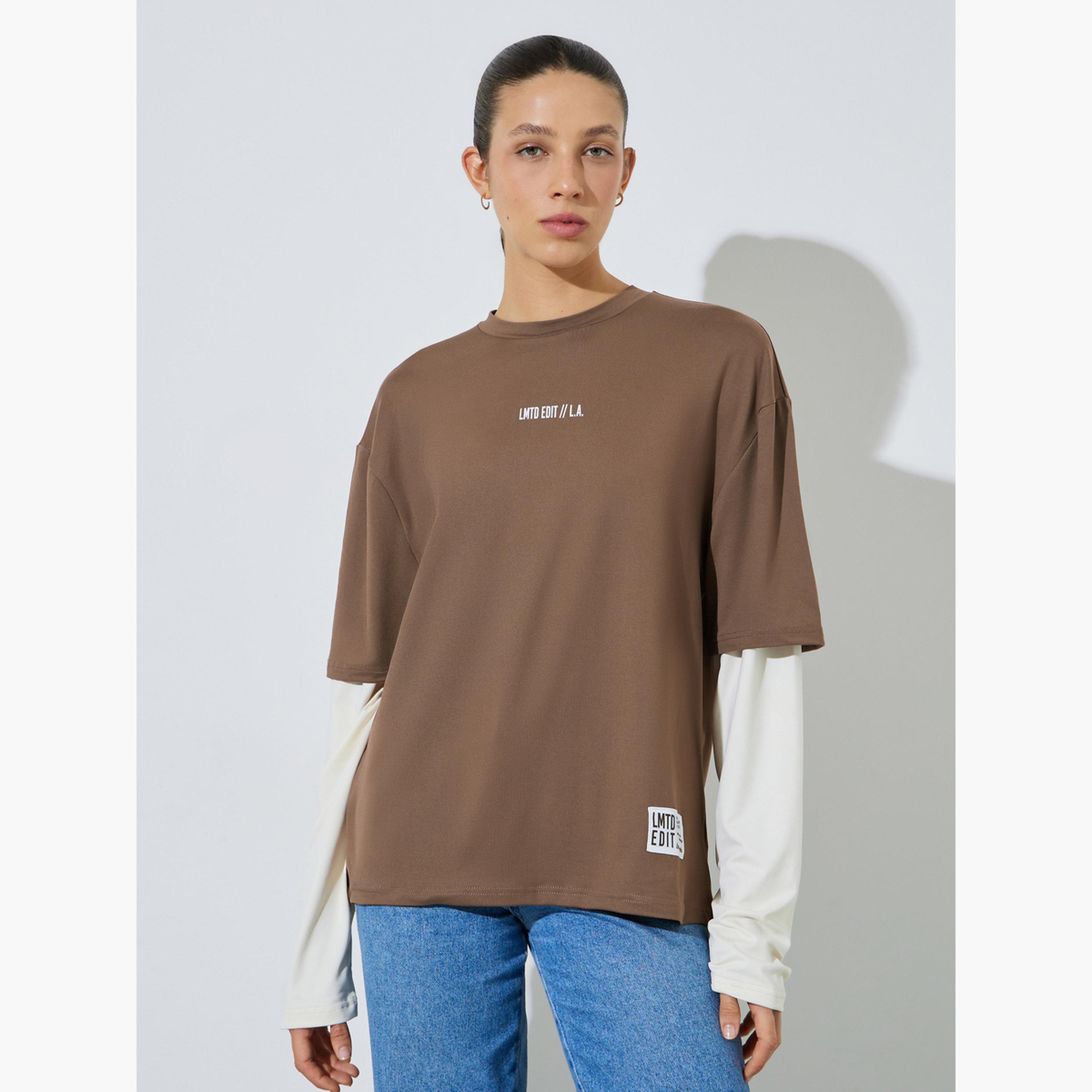 تيشيرت أكمام طويلة وطبعة شعار وقصة عادية-women-clothing-tshirts-image-1
