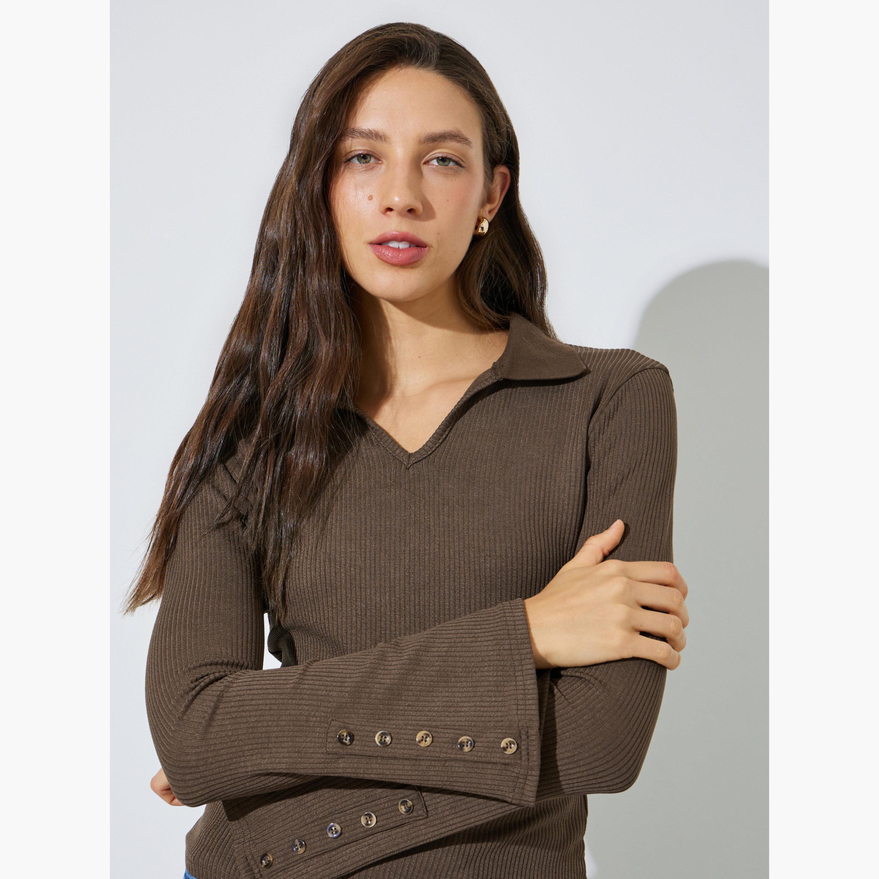 بلوزة بولو محبوكة بتفاصيل مضلعة وأساور واسعة وتفاصيل أزرار-women-clothing-shirtsandblouses-blouses-image-3