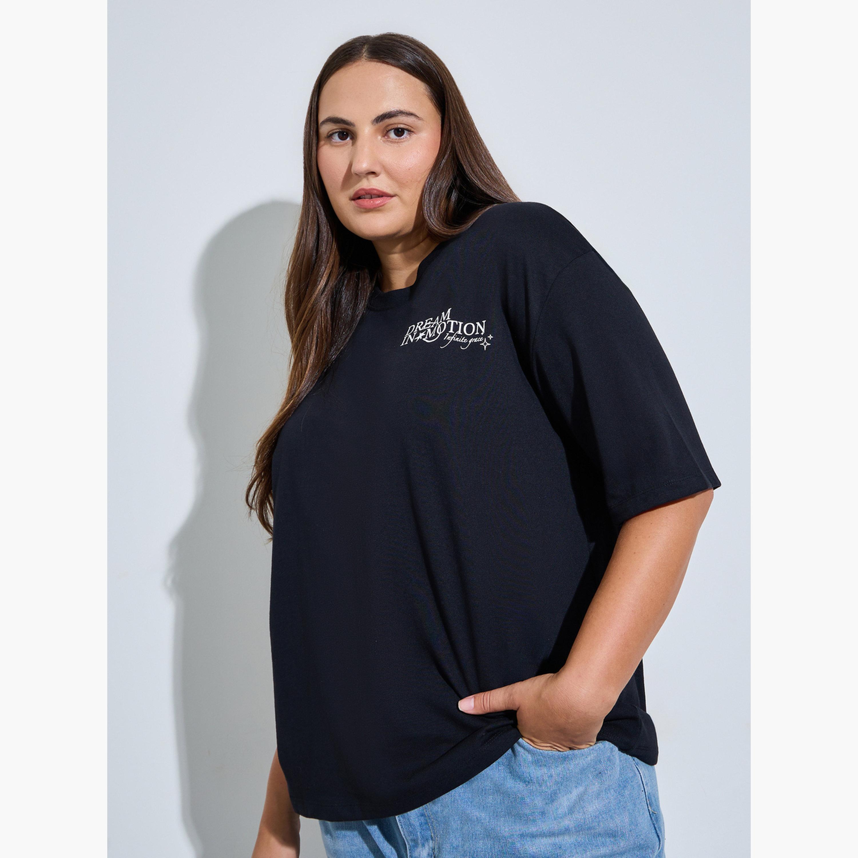 تيشيرت بأكمام قصيرة ومقاس كبير بطبعة شعار-women-clothing-plussize-tshirts-image-1