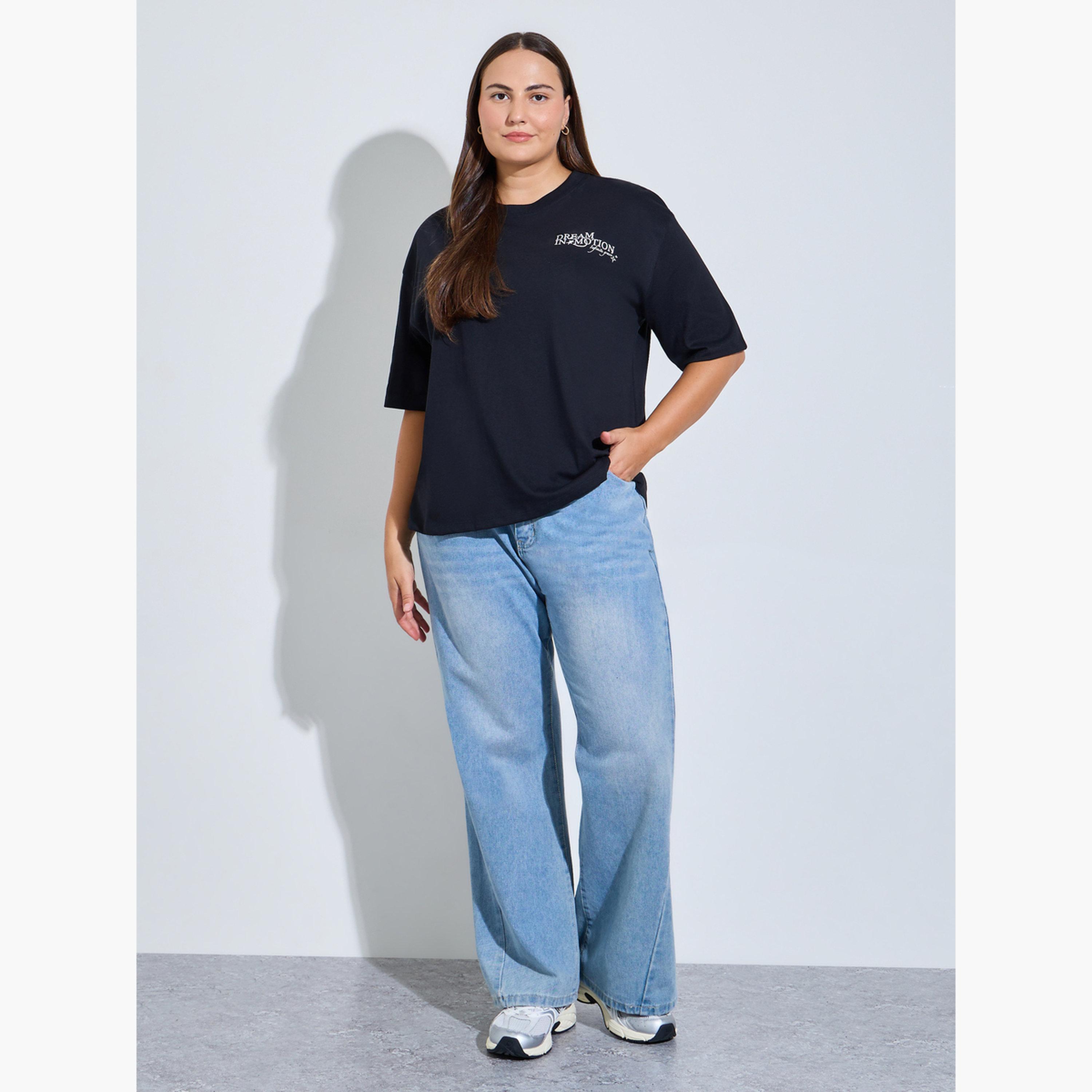 تيشيرت بأكمام قصيرة ومقاس كبير بطبعة شعار-women-clothing-plussize-tshirts-image-2