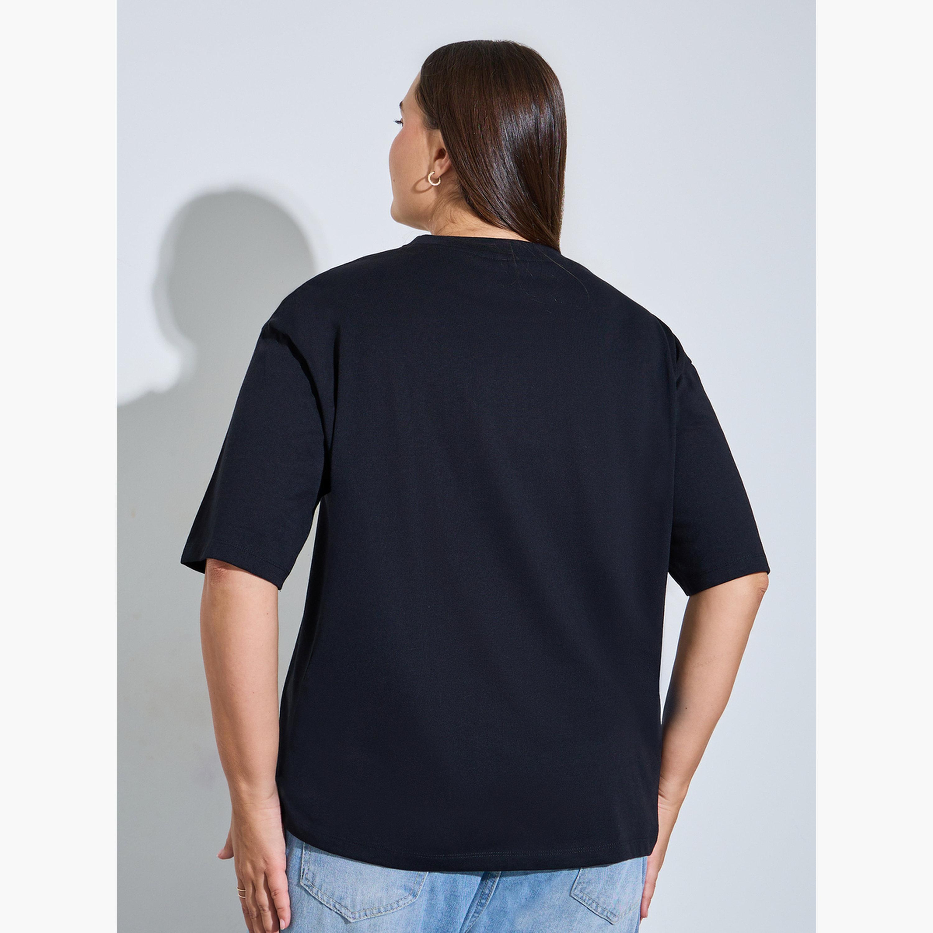 تيشيرت بأكمام قصيرة ومقاس كبير بطبعة شعار-women-clothing-plussize-tshirts-image-3