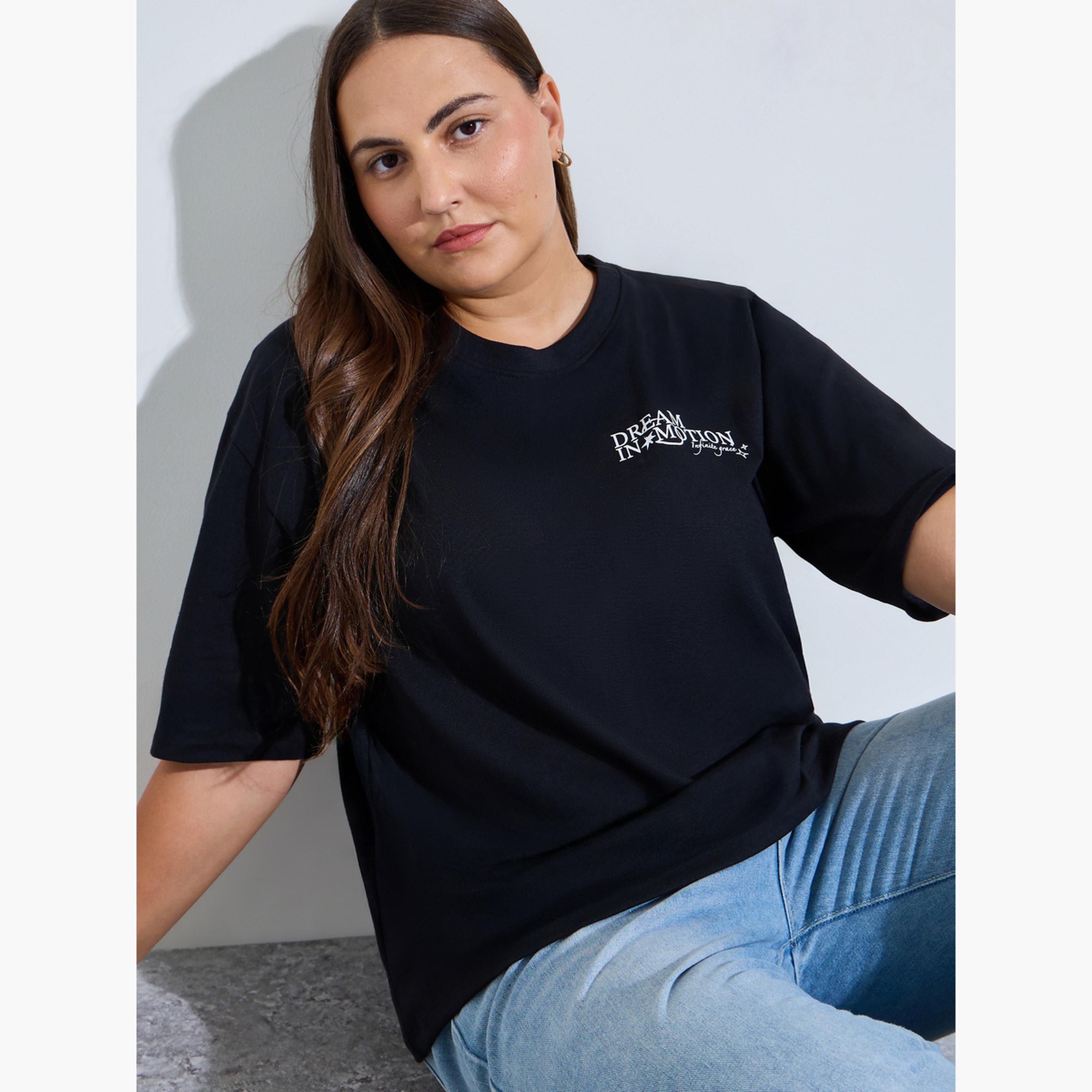 تيشيرت بأكمام قصيرة ومقاس كبير بطبعة شعار-women-clothing-plussize-tshirts-image-4