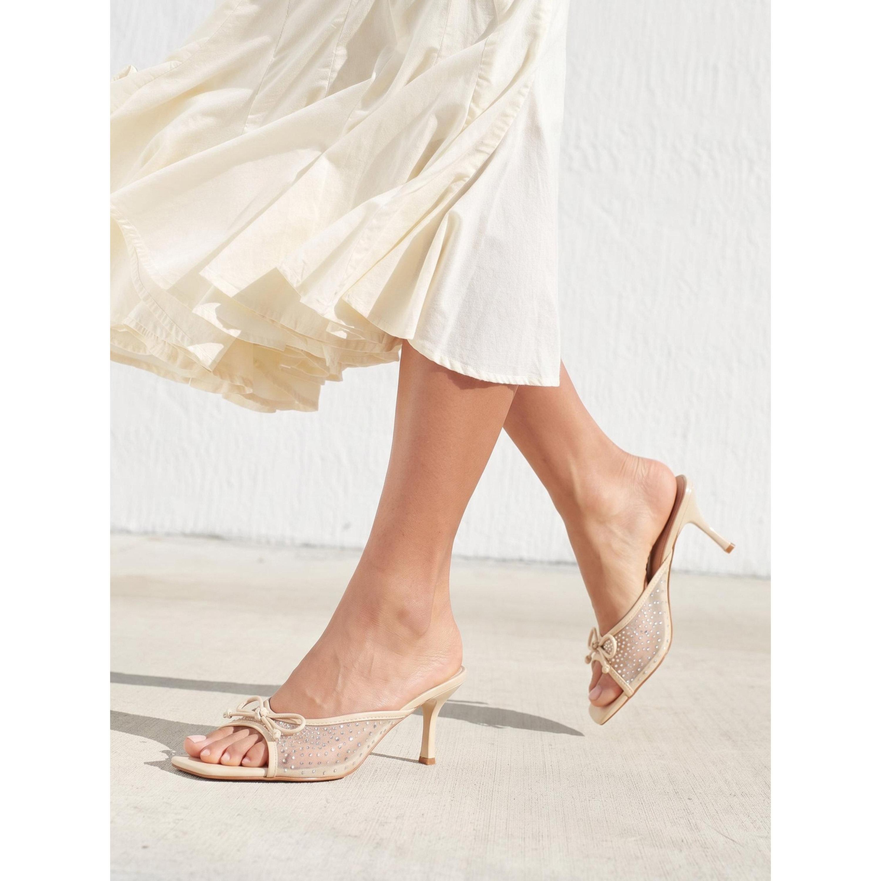 حذاء ميولز بكعب عالٍ وشبك مزين بالترتر وتفاصيل فيونكة باللون البيج-women-shoes-sandals-heeled-image-2
