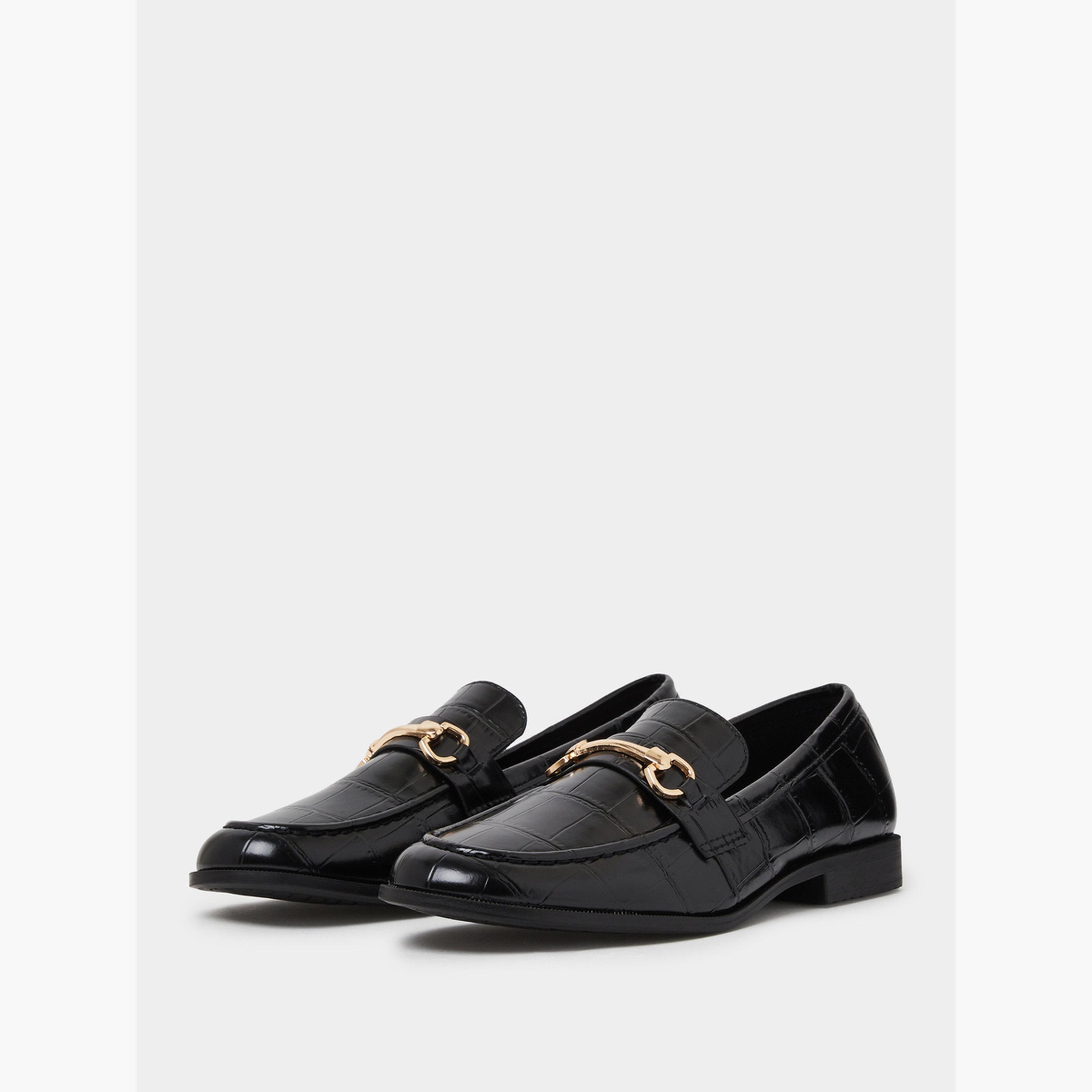 حذاء لوفر بتفاصيل معدنية وتفاصيل بارزة الملمس بنقشة التمساح-women-shoes-loafersandmoccasins-image-1