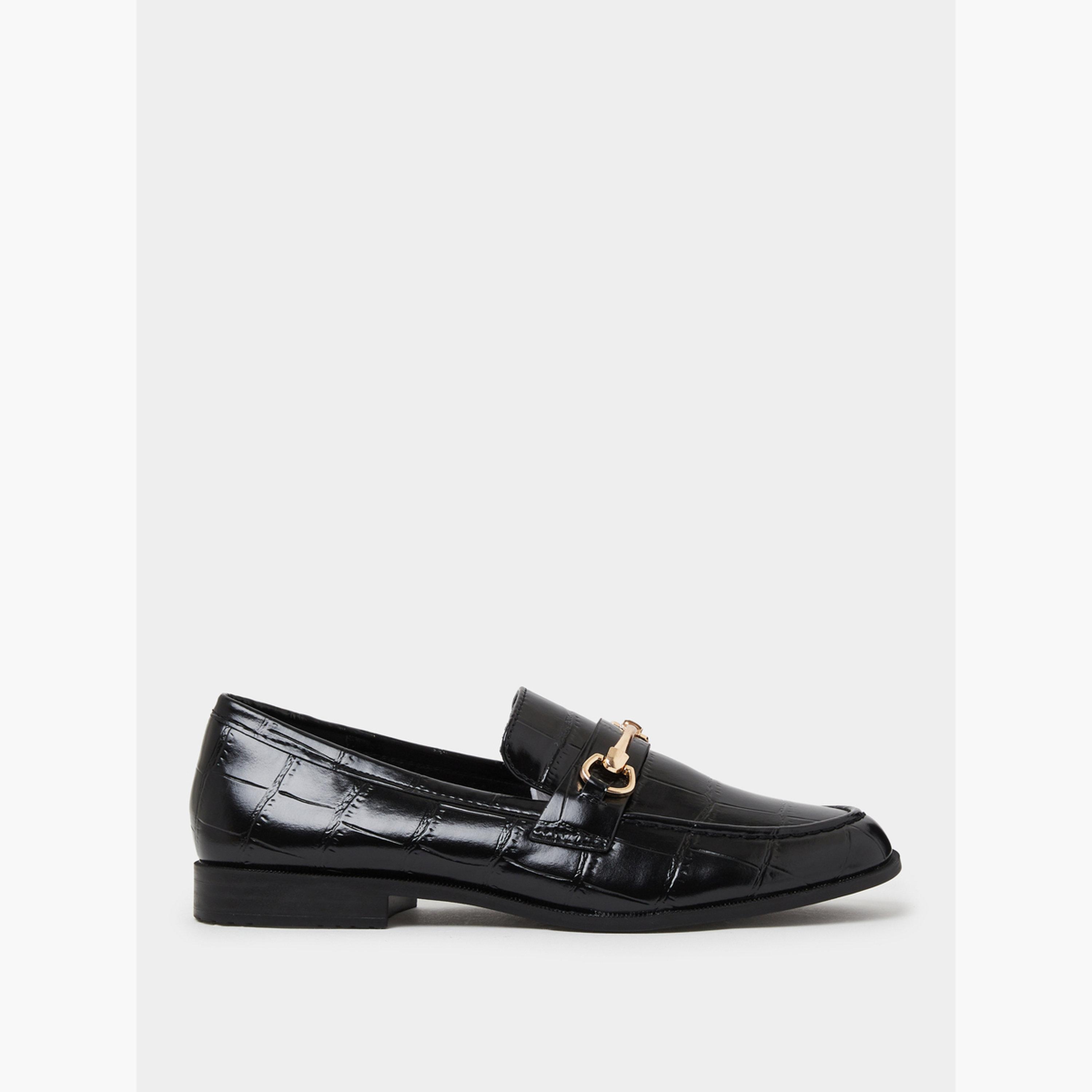 حذاء لوفر بتفاصيل معدنية وتفاصيل بارزة الملمس بنقشة التمساح-women-shoes-loafersandmoccasins-image-2