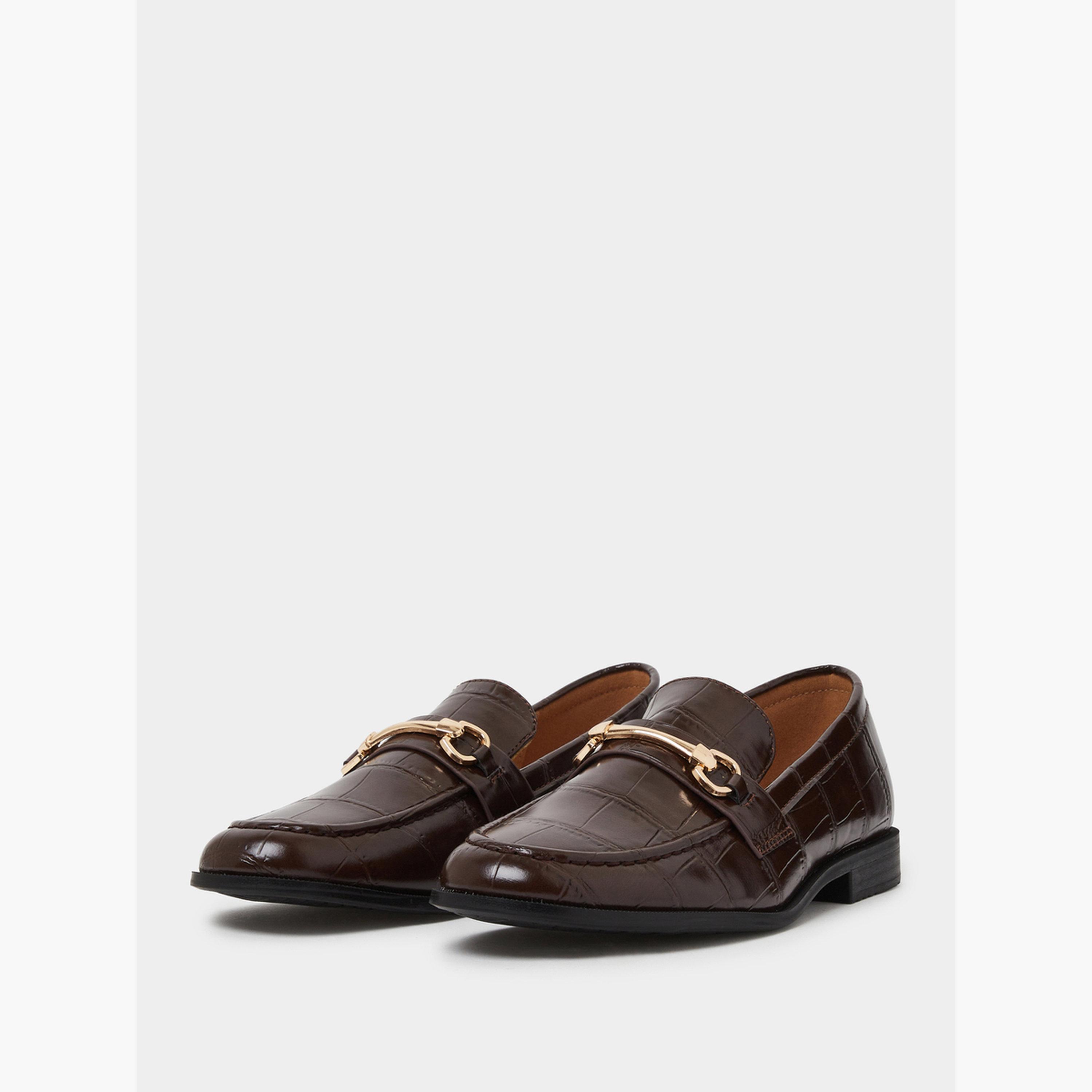 حذاء لوفر بتفاصيل معدنية وتفاصيل بارزة الملمس بنقشة التمساح-women-shoes-loafersandmoccasins-image-1