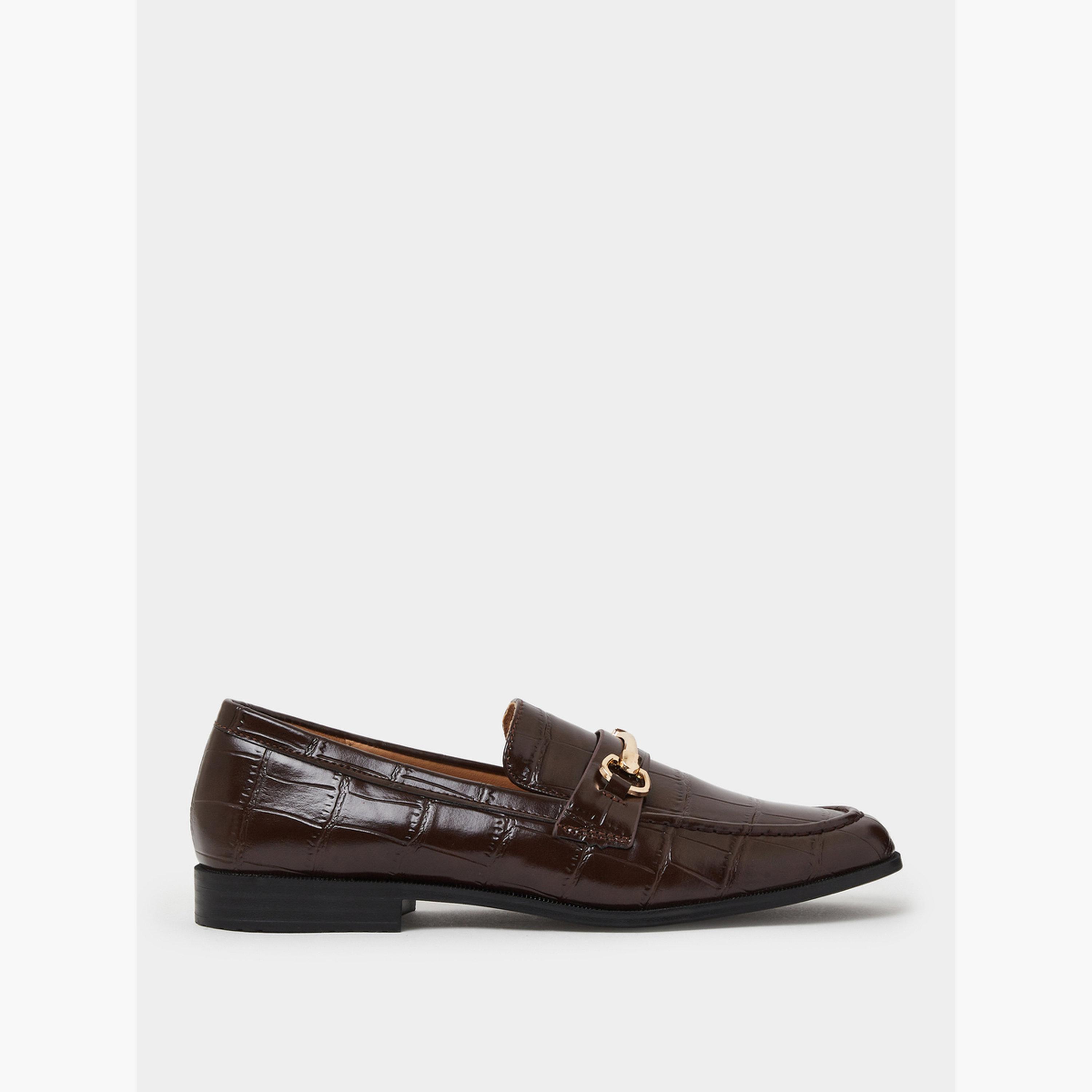 حذاء لوفر بتفاصيل معدنية وتفاصيل بارزة الملمس بنقشة التمساح-women-shoes-loafersandmoccasins-image-2