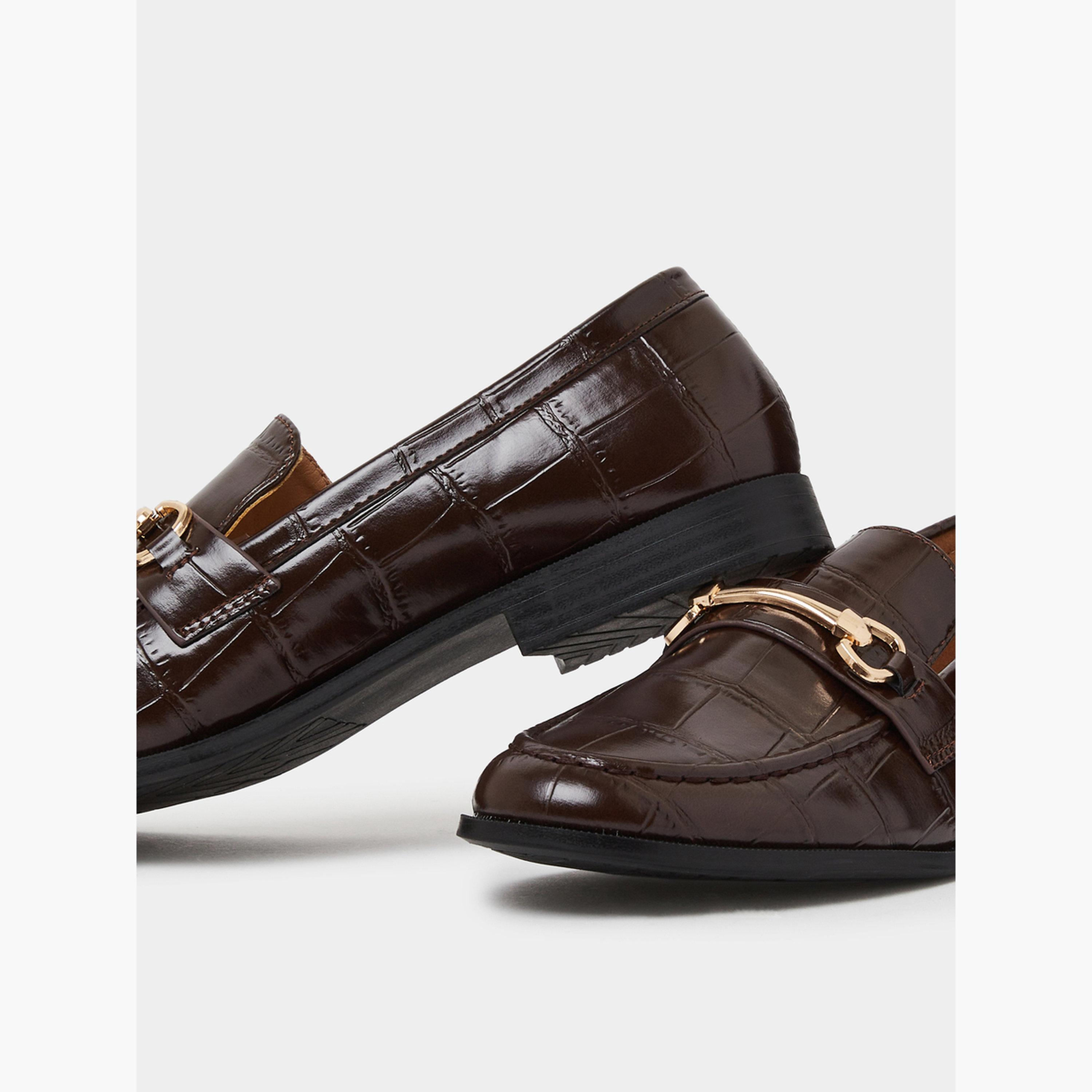 حذاء لوفر بتفاصيل معدنية وتفاصيل بارزة الملمس بنقشة التمساح-women-shoes-loafersandmoccasins-image-4