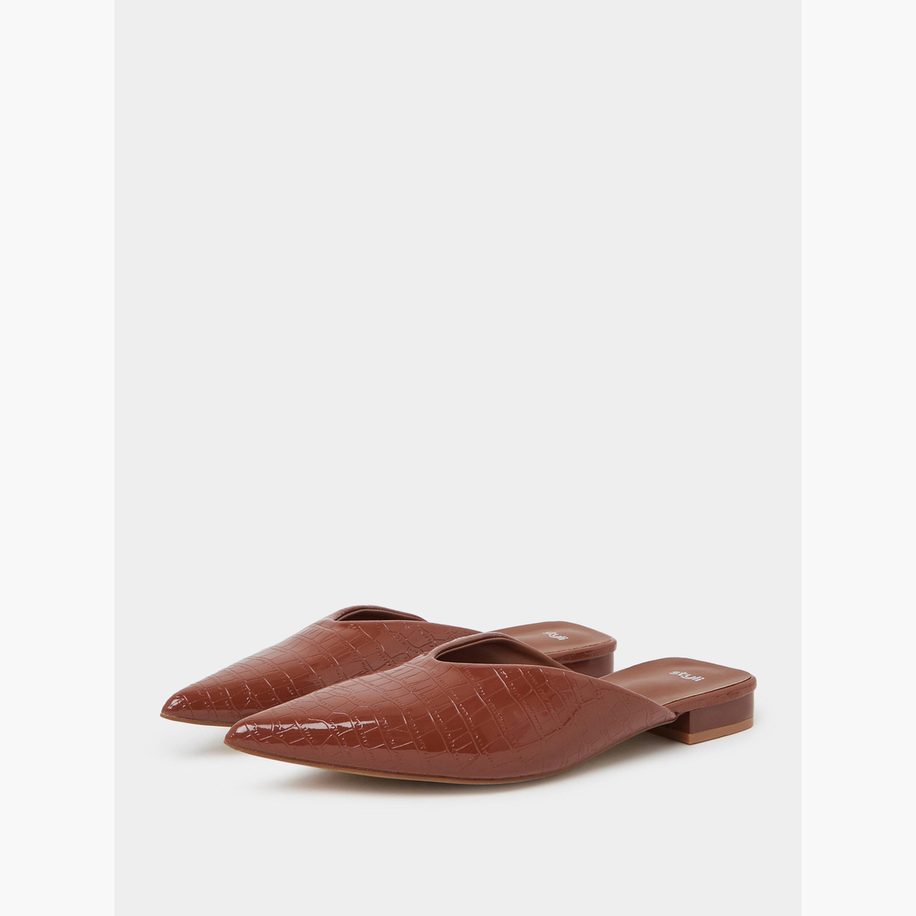 حذاء ميولز بمقدمة مدببة وتفاصيل بارزة الملمس بنقشة التمساح-women-shoes-flats-mules-image-1