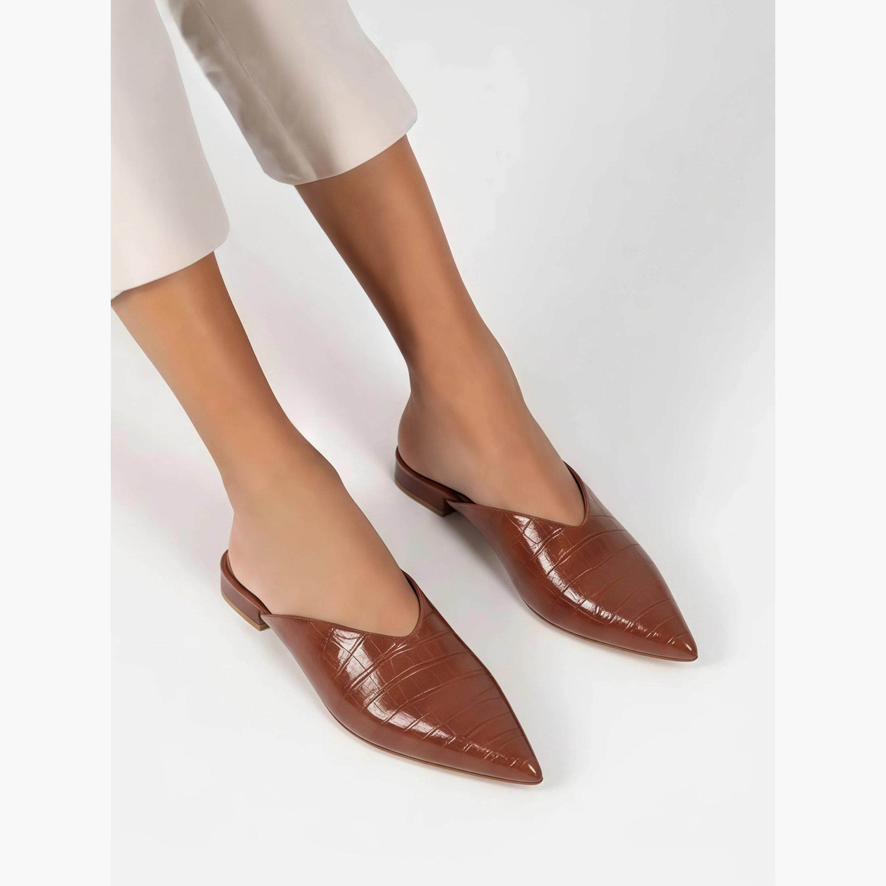 حذاء ميولز بمقدمة مدببة وتفاصيل بارزة الملمس بنقشة التمساح-women-shoes-flats-mules-image-2