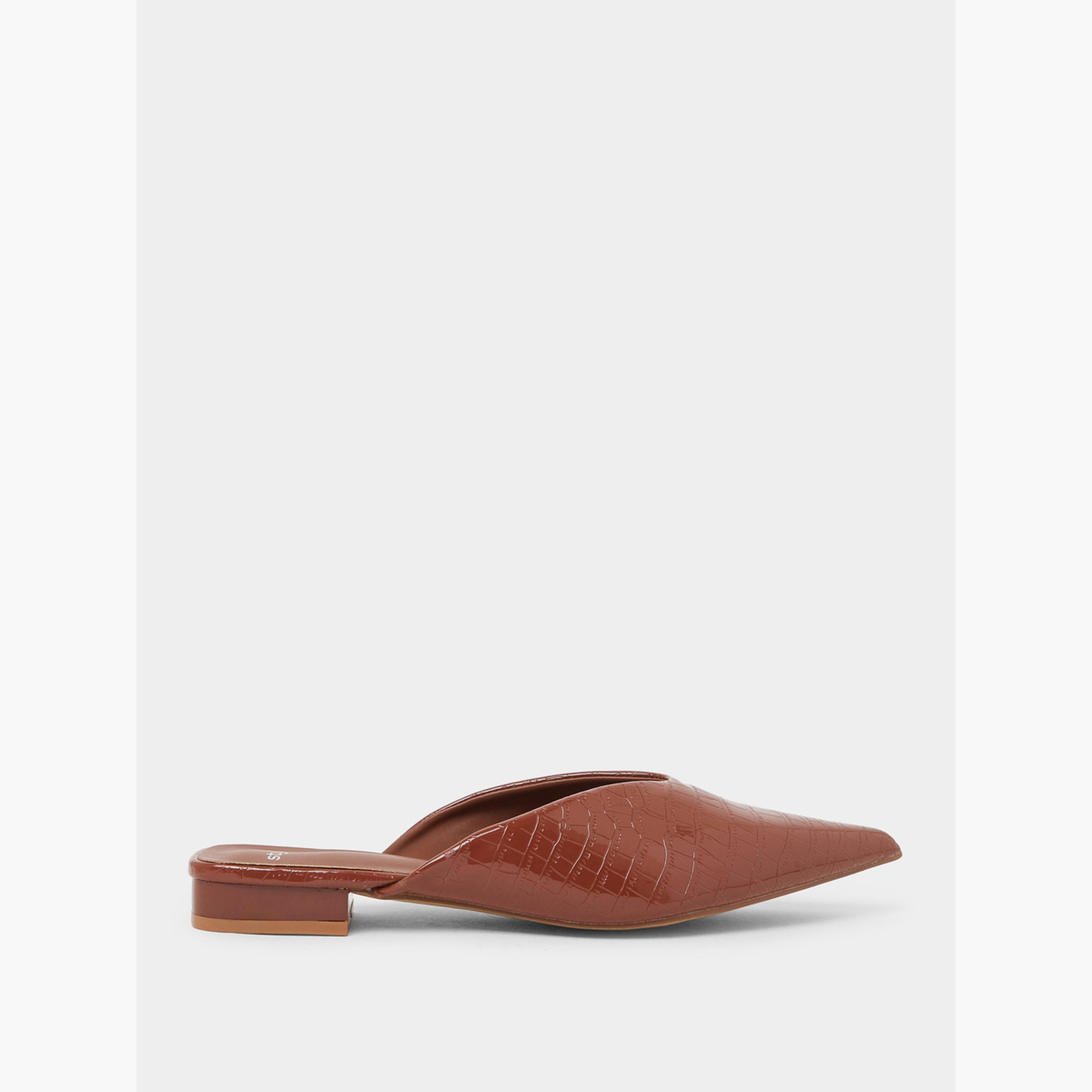 حذاء ميولز بمقدمة مدببة وتفاصيل بارزة الملمس بنقشة التمساح-women-shoes-flats-mules-image-3