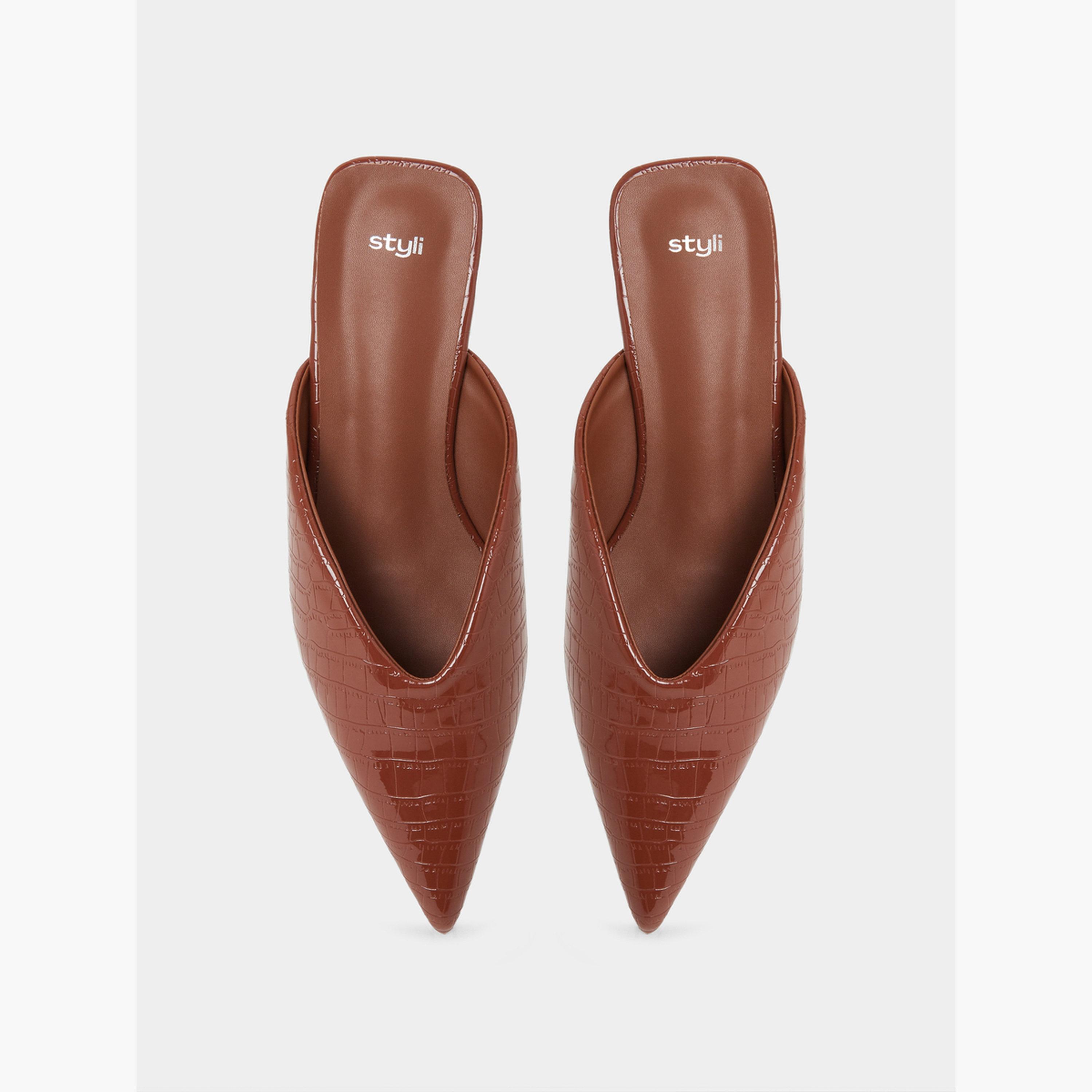 حذاء ميولز بمقدمة مدببة وتفاصيل بارزة الملمس بنقشة التمساح-women-shoes-flats-mules-image-4