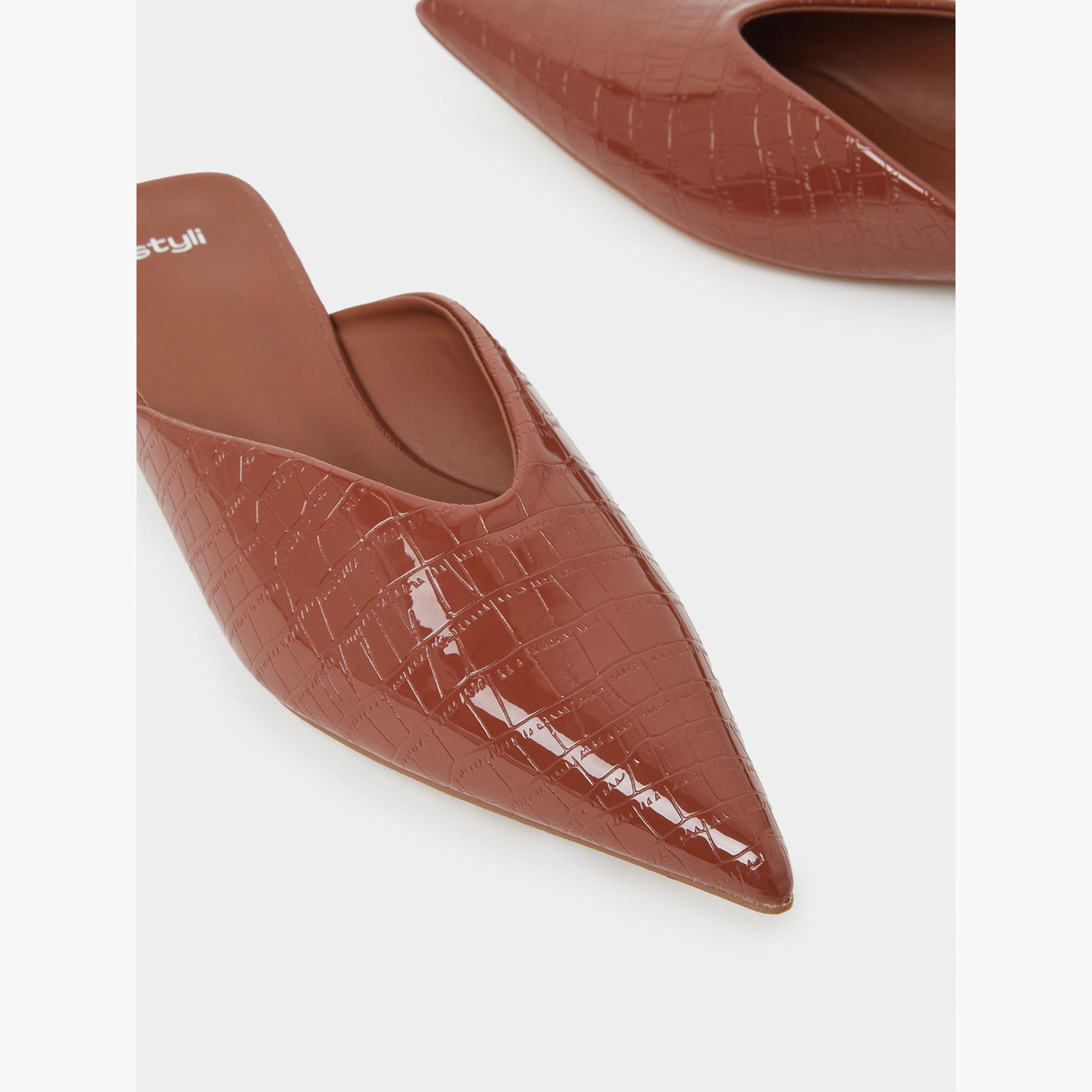حذاء ميولز بمقدمة مدببة وتفاصيل بارزة الملمس بنقشة التمساح-women-shoes-flats-mules-image-5