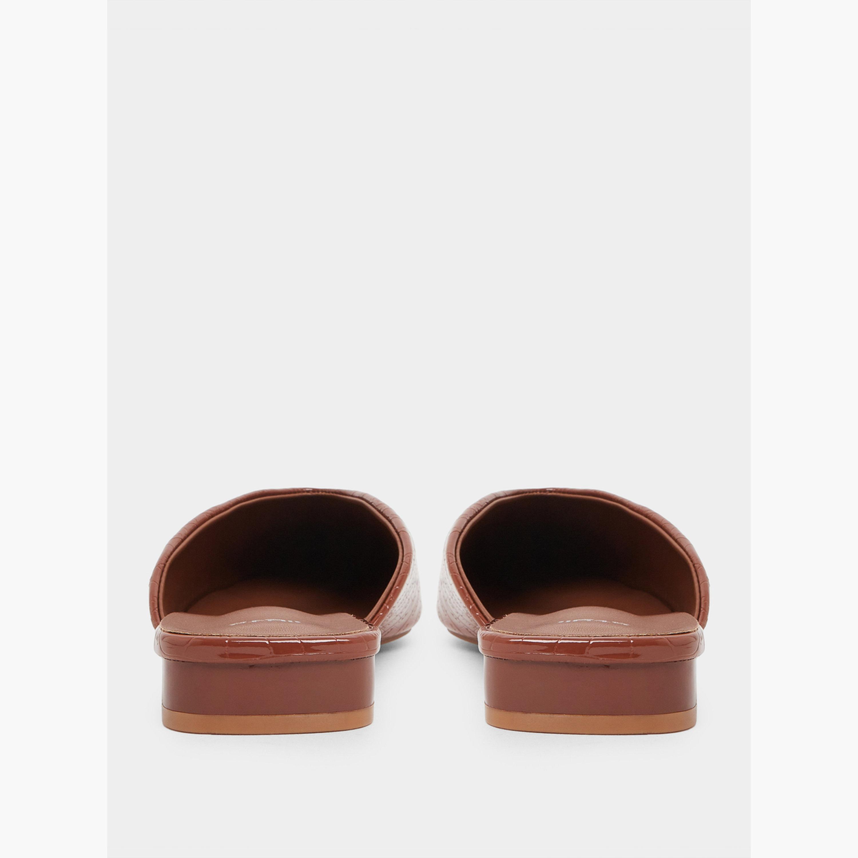 حذاء ميولز بمقدمة مدببة وتفاصيل بارزة الملمس بنقشة التمساح-women-shoes-flats-mules-image-6