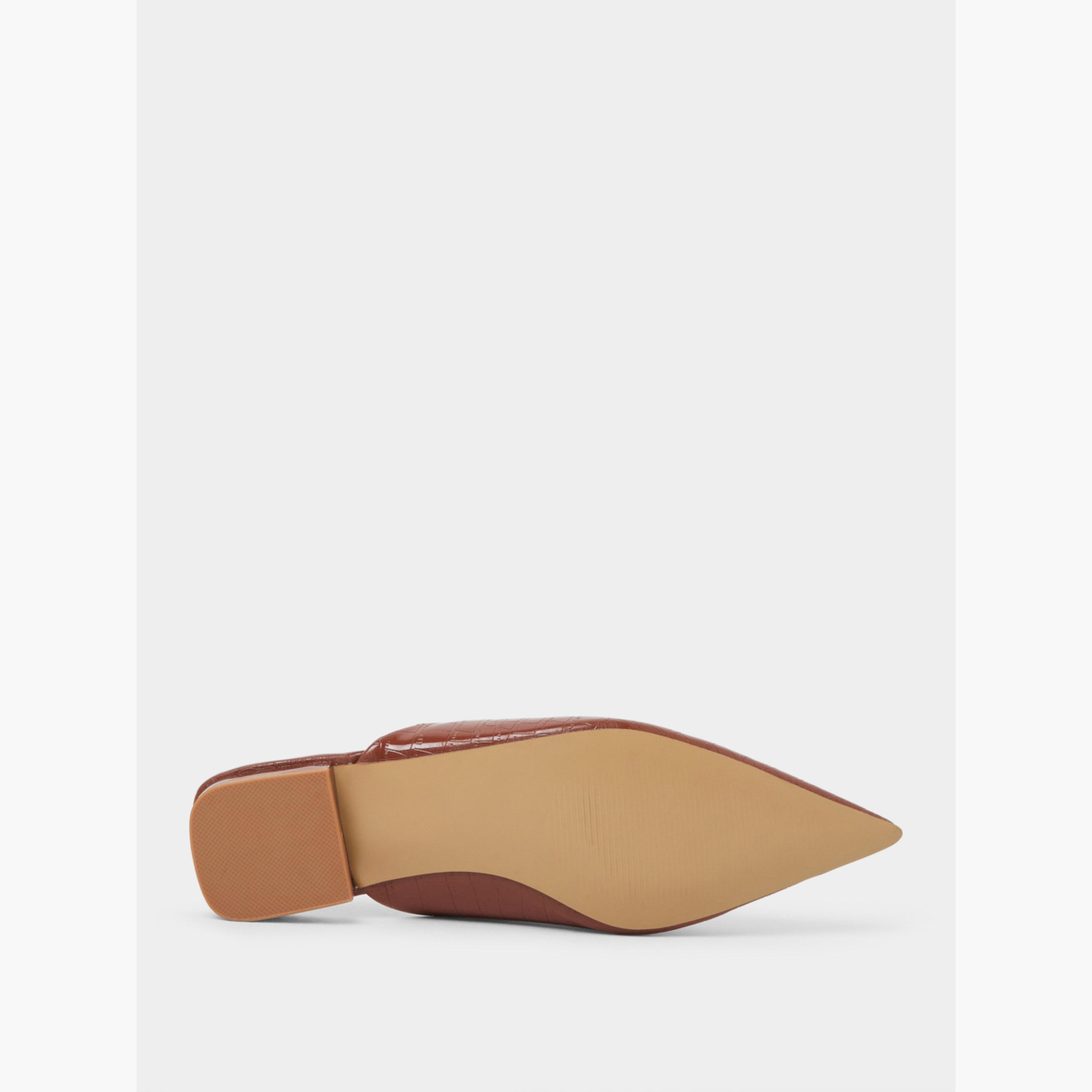 حذاء ميولز بمقدمة مدببة وتفاصيل بارزة الملمس بنقشة التمساح-women-shoes-flats-mules-image-7