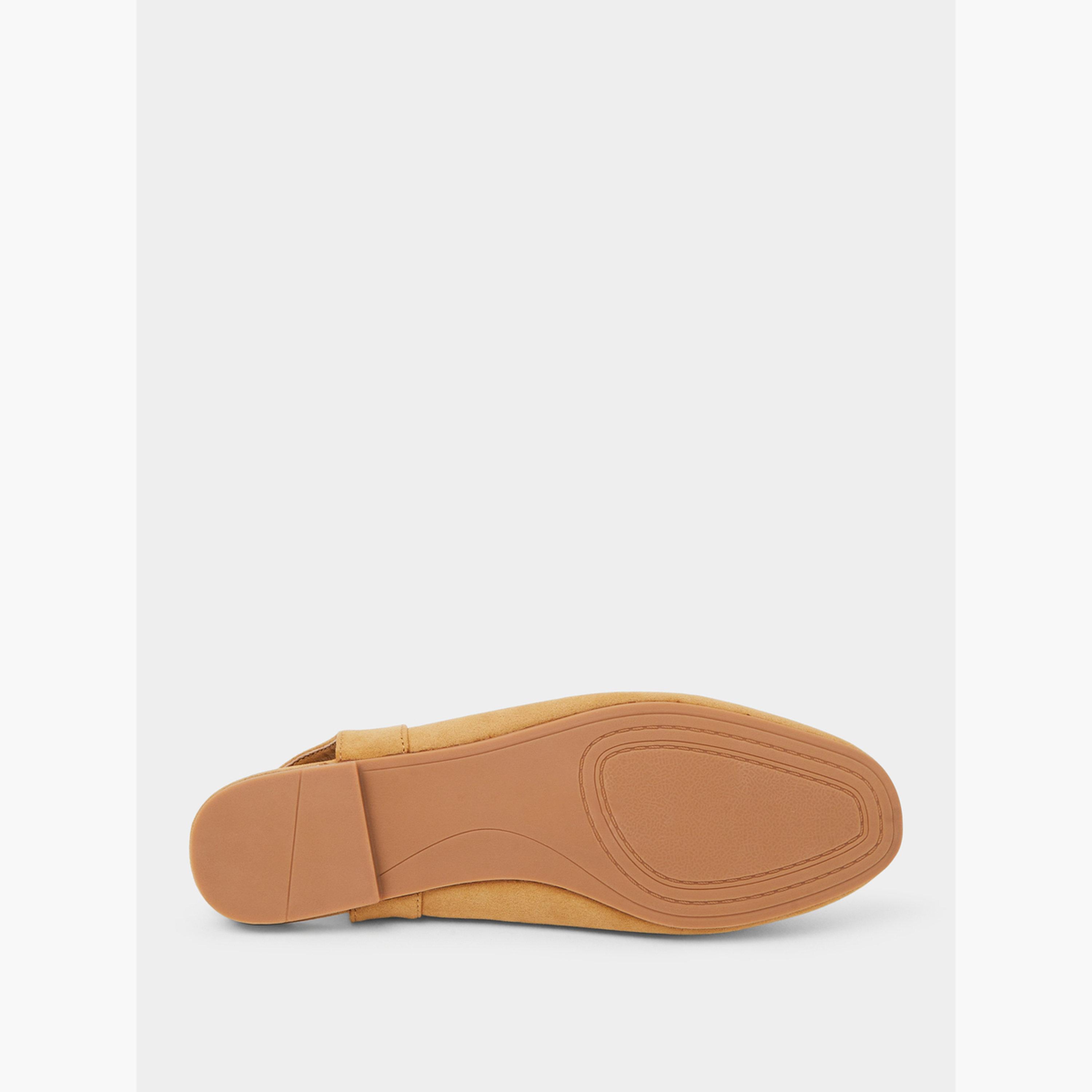 حذاء سادة بمقدمة مستديرة وإبزيم-women-shoes-sandals-flats-image-7
