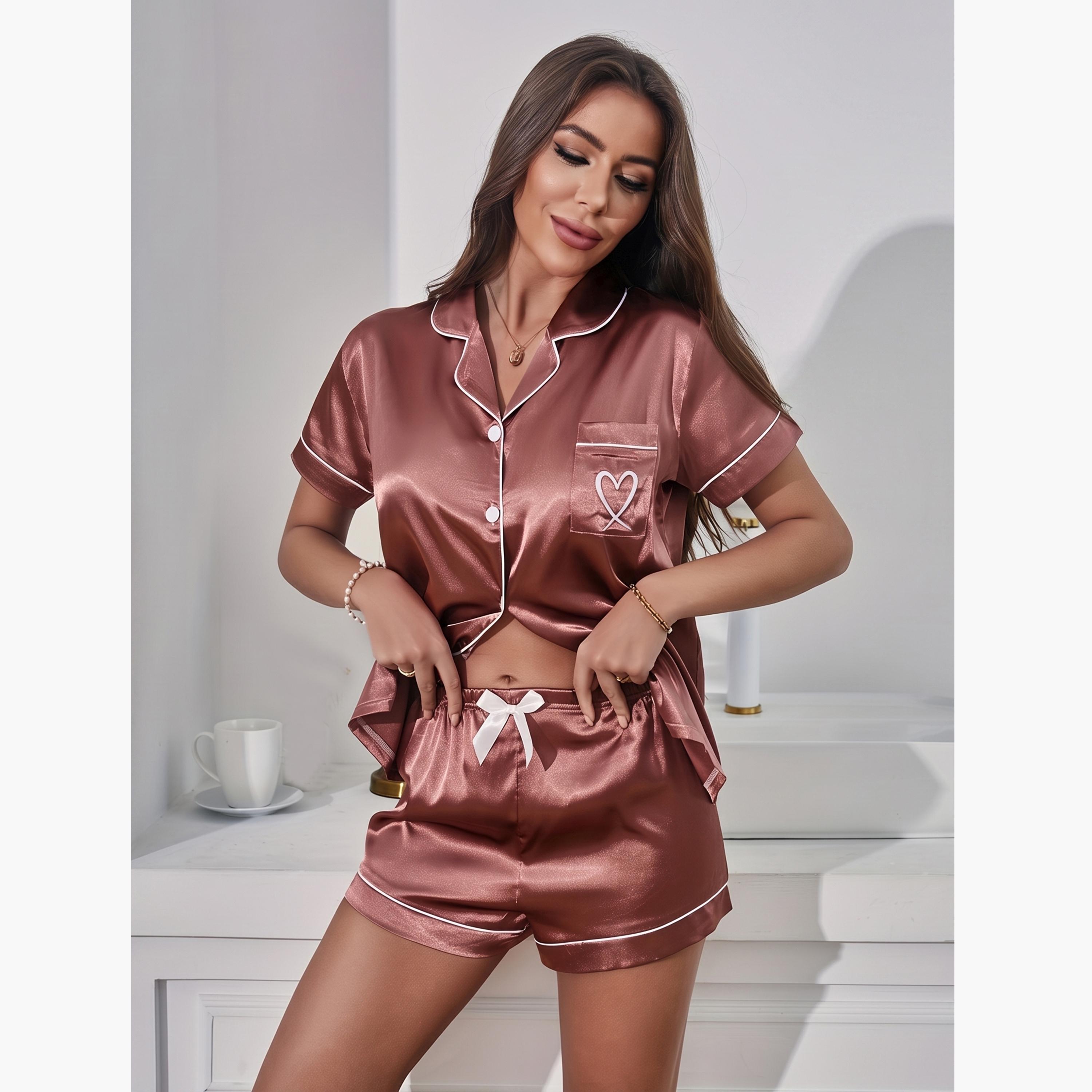 طقم بيجاما من شورت وبلوزة بتطريز قلوب وتفاصيل مُتباينة-women-clothing-nightwear-pyjamas-shortsets-image-1