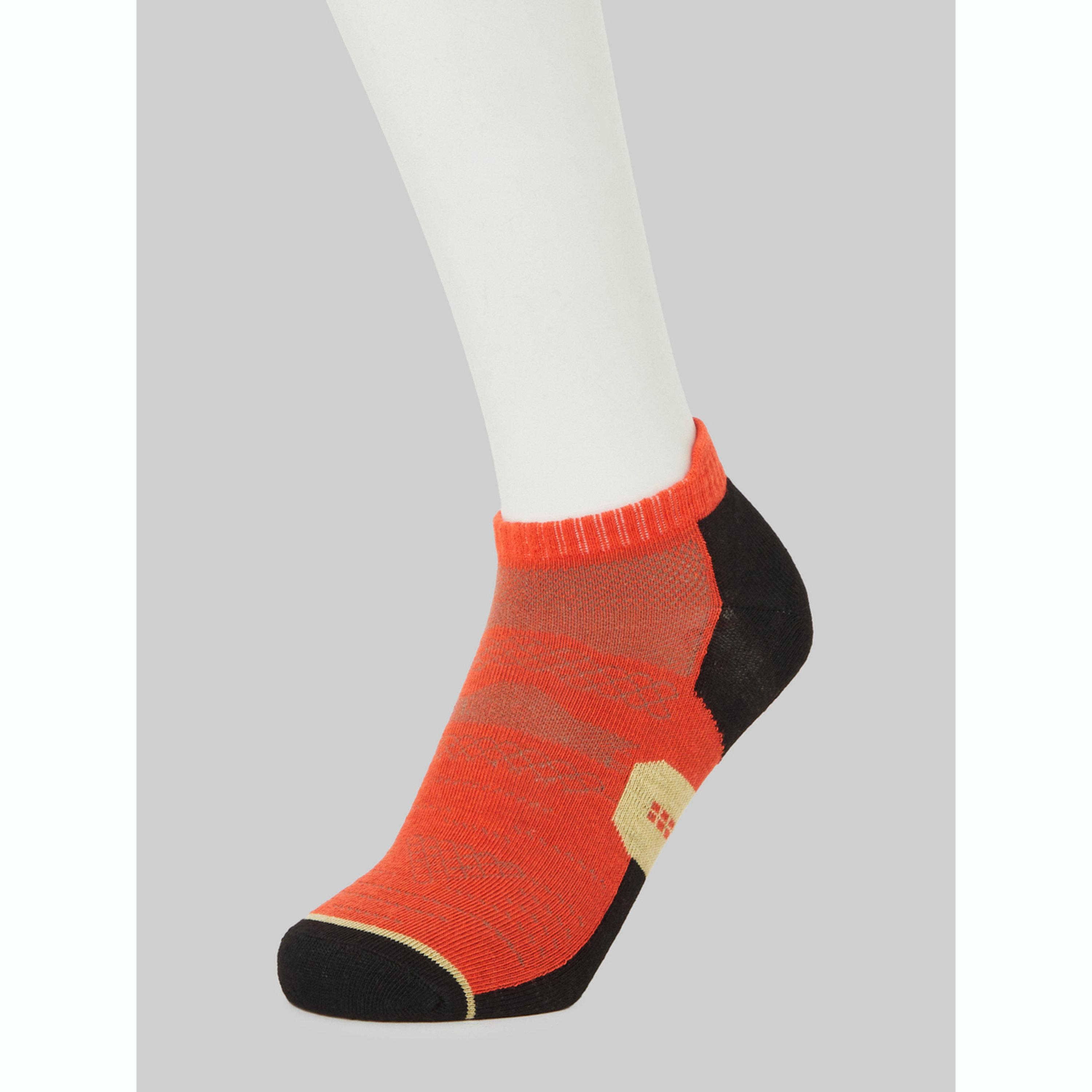 عبوة من 3 جوارب كاحل بتفاصيل متباينة-men-socks-image-2