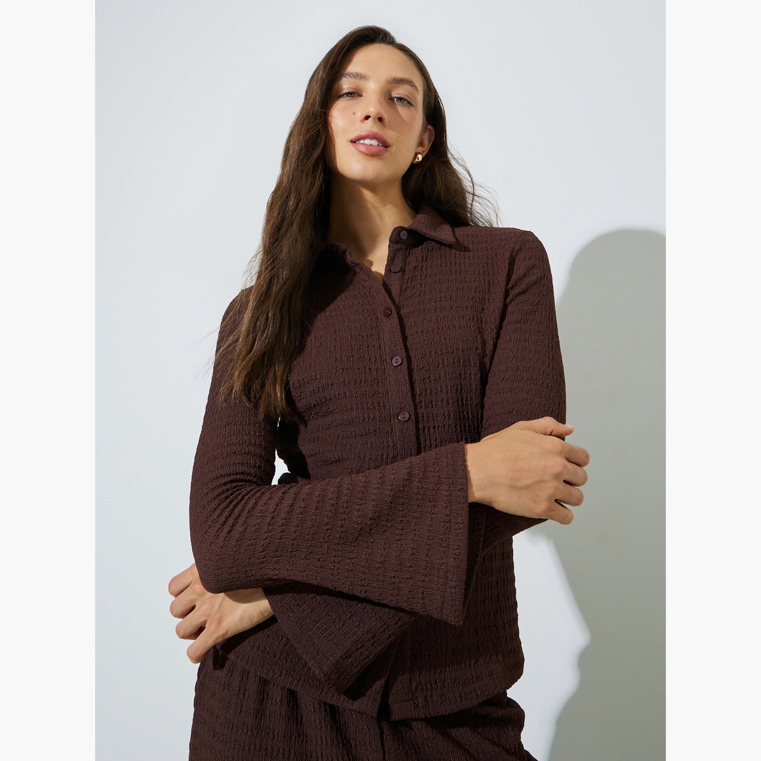 بلوزة محبوكة بتفاصيل بارزة الملمس مع أزرار أمامية-women-clothing-shirtsandblouses-shirts-image-1